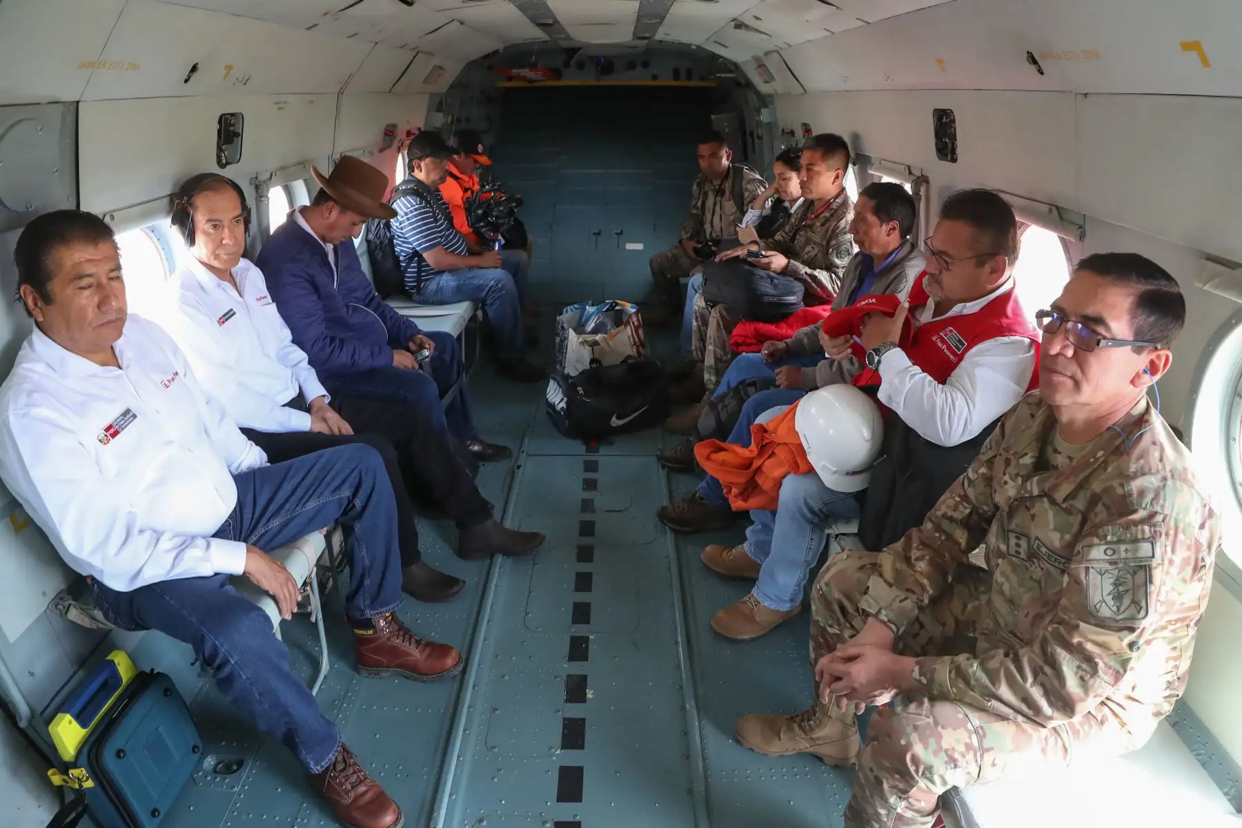 Ministro de Defensa, Walter Roger Martos  y Ministro de Vivienda , Rodolfo Eugenio Yáñez inspeccionaron daños ocasionados por caída de huaico en la localidad de Cocas, en Ayacucho.
Foto: Mindef