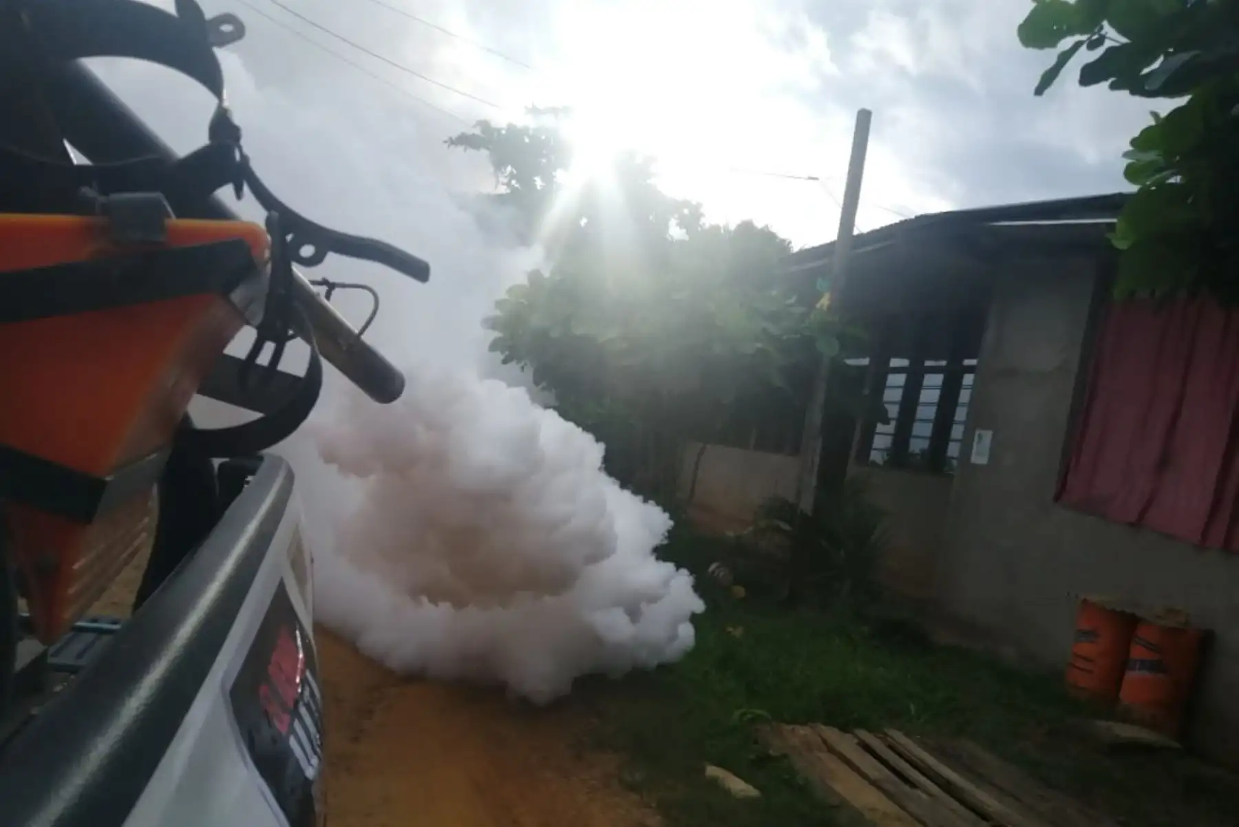 Hoy se inició la fumigación con ayuda de maquinaria pesada en la región Madre de Dios para erradicar el zancudo transmisor del dengue.