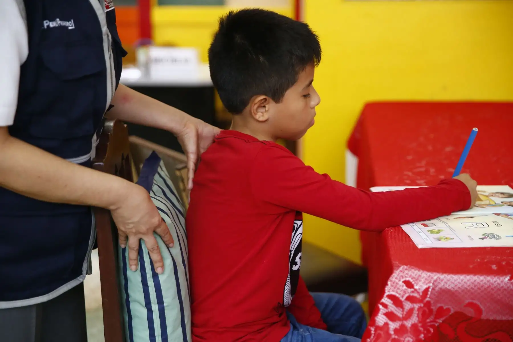 Es recomendable colocar una almohada o cojín en el espaldar del niño cuando realiza sus tareas a fin de que tenga una buena postura. Foto: ANDINA/Jhonel Rodríguez Robles