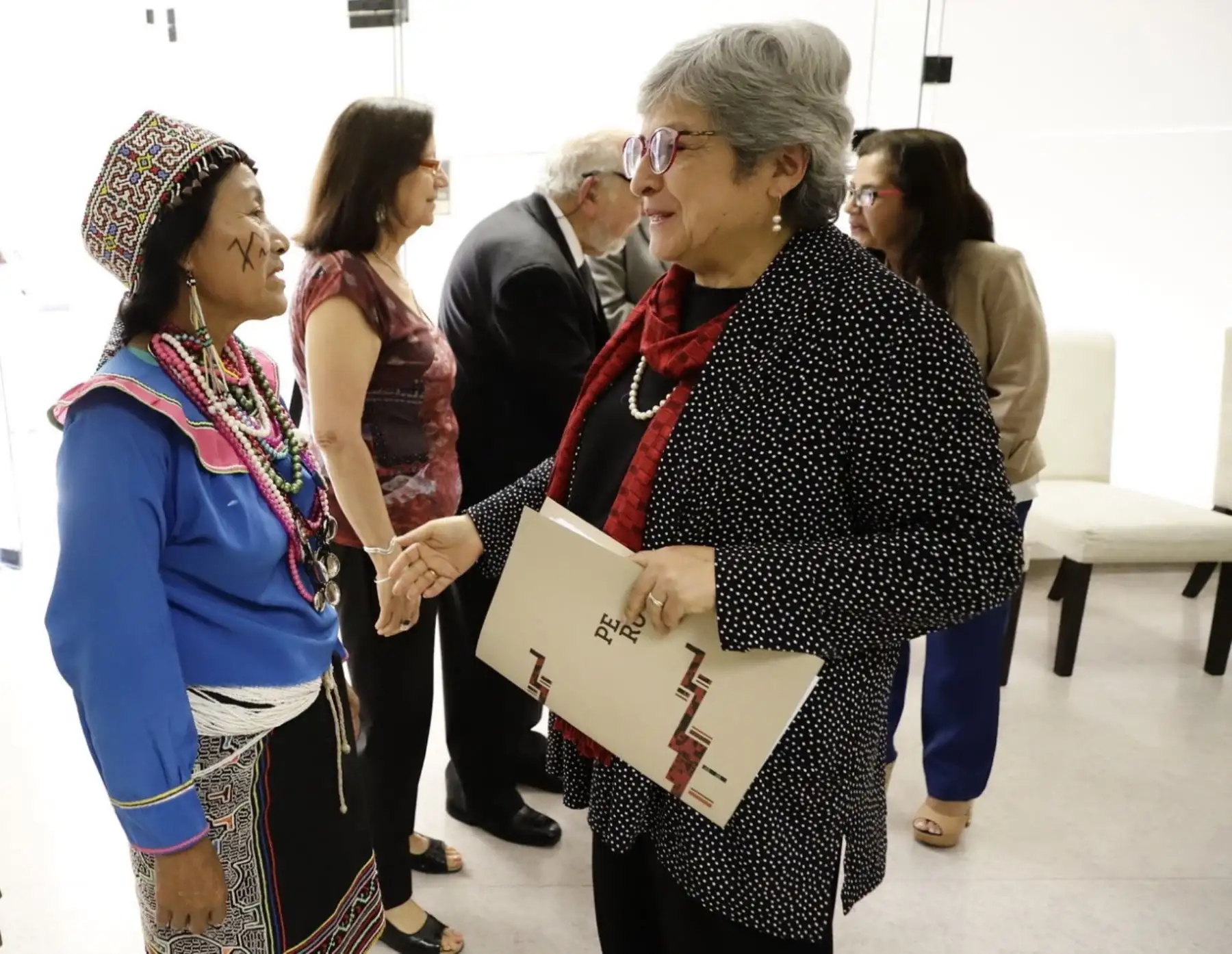 Ministra de Cultura señala que la igualdad lingüística es necesaria para consolidar la ciudadanía.