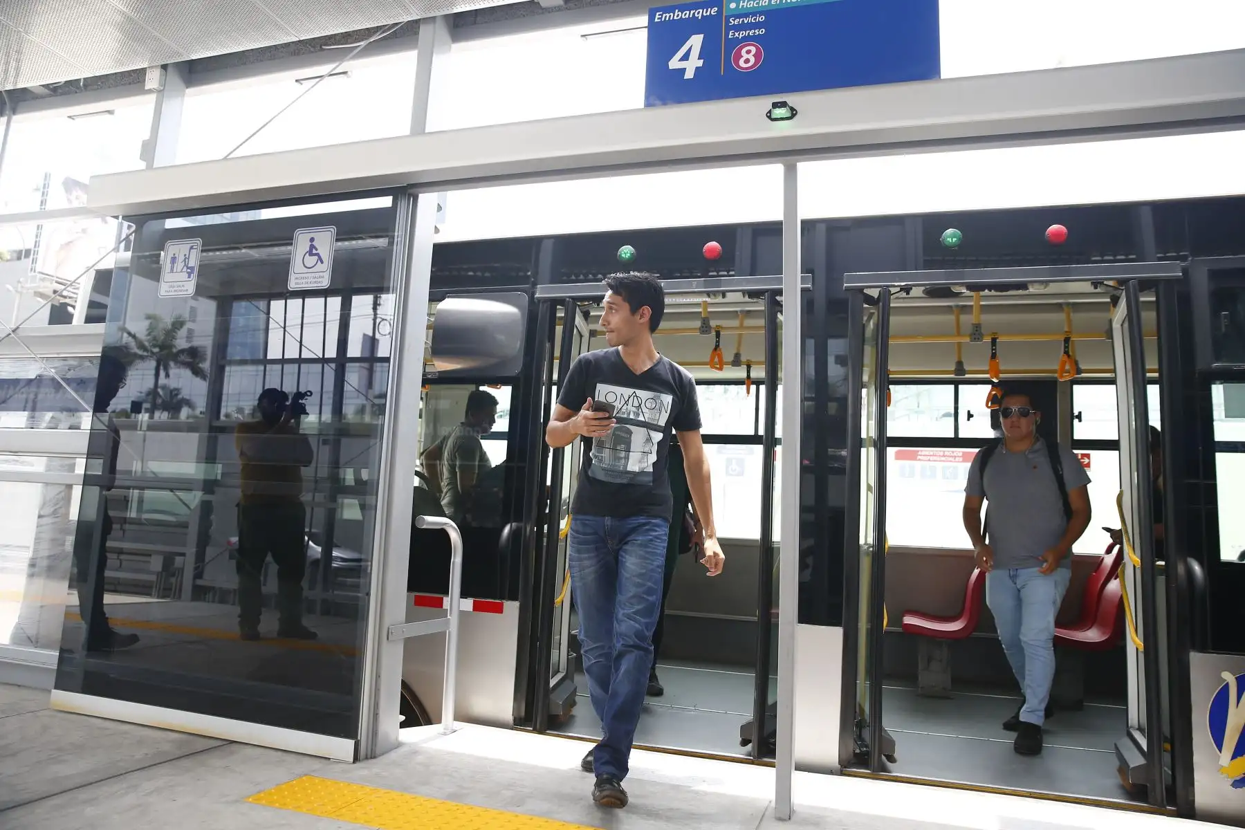 El alcalde Jorge Muñoz inaugura la nueva estación Andrés Reyes del Metropolitano, que beneficiará a 26 mil usuarios que utilizan a diario el servicio.
Foto: ANDINA/Jhonel Rodríguez