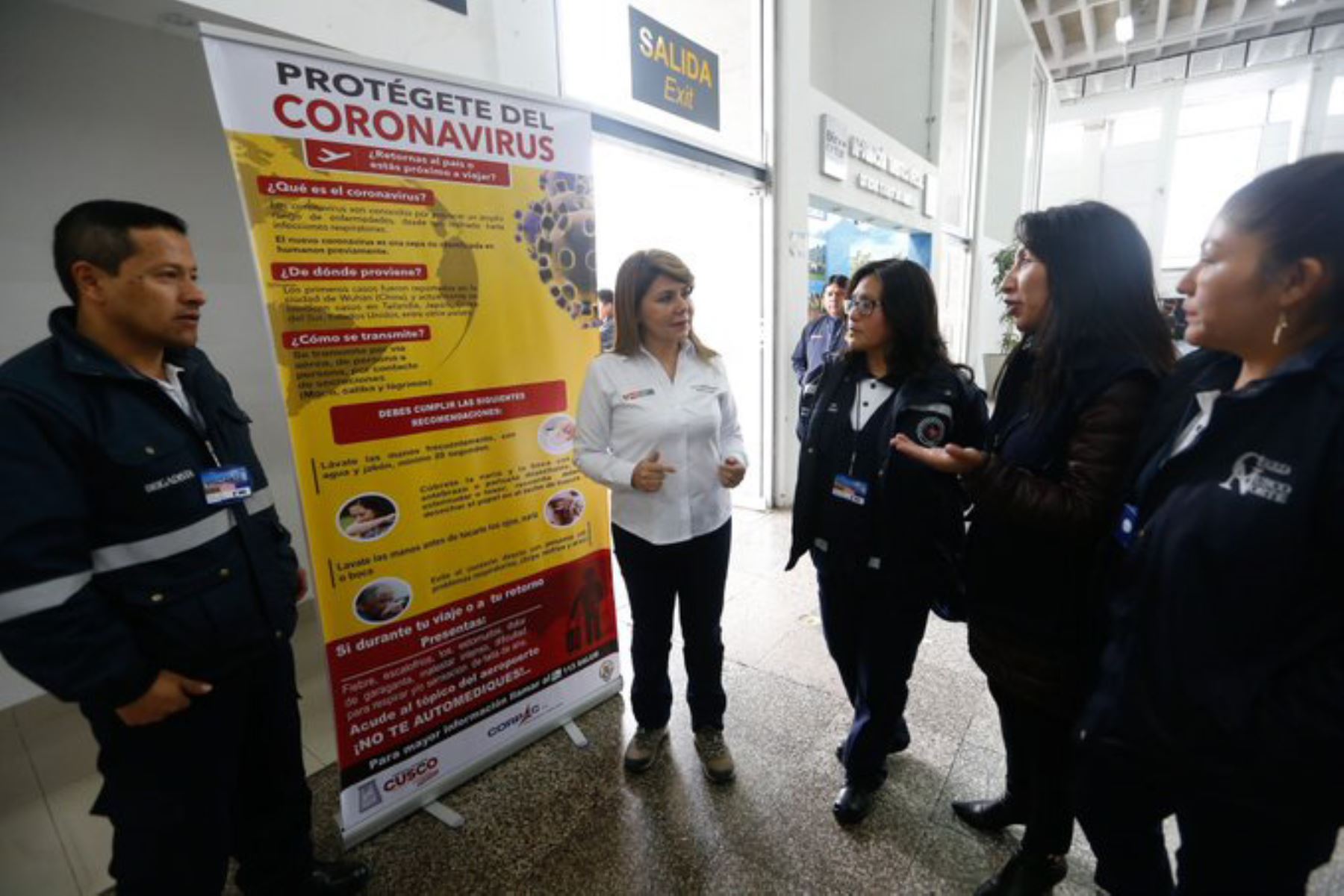 La ministra de Salud, Elizabeth Hinostroza Pereyra, supervisó hoy las acciones de control y vigilancia en el aeropuerto internacional Alejandro Velasco Astete de la ciudad de Cusco frente a los probables ingresos de pasajeros con sospechas de haber contraído coronavirus COVID-19.