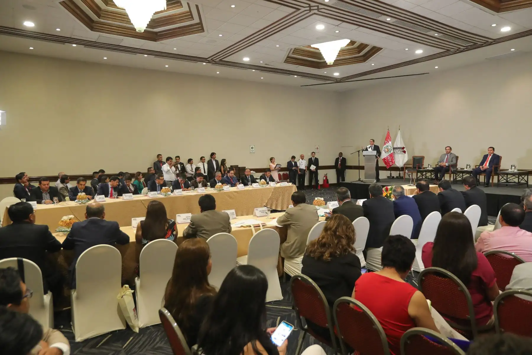 El mandatario Martín Vizcarra, participa en la juramentación del Presidente y del nuevo Consejo Directivo de la Asamblea Nacional de Gobiernos Regionales- ANGR 2020.
Foto: ANDINA/Prensa Presidencia