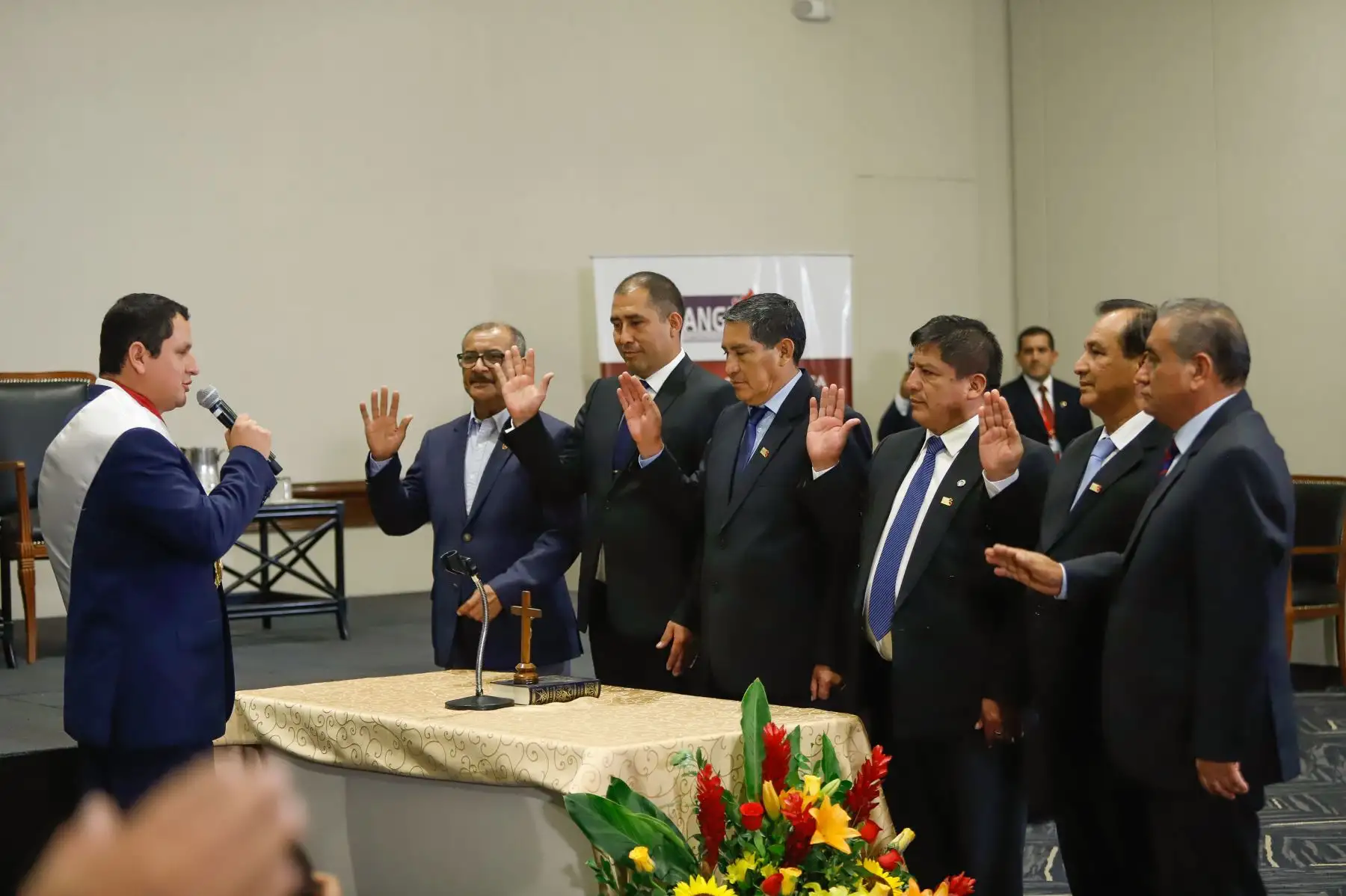 El mandatario Martín Vizcarra, participa en la juramentación del Presidente y del nuevo Consejo Directivo de la Asamblea Nacional de Gobiernos Regionales- ANGR 2020.
Foto: ANDINA/Prensa Presidencia