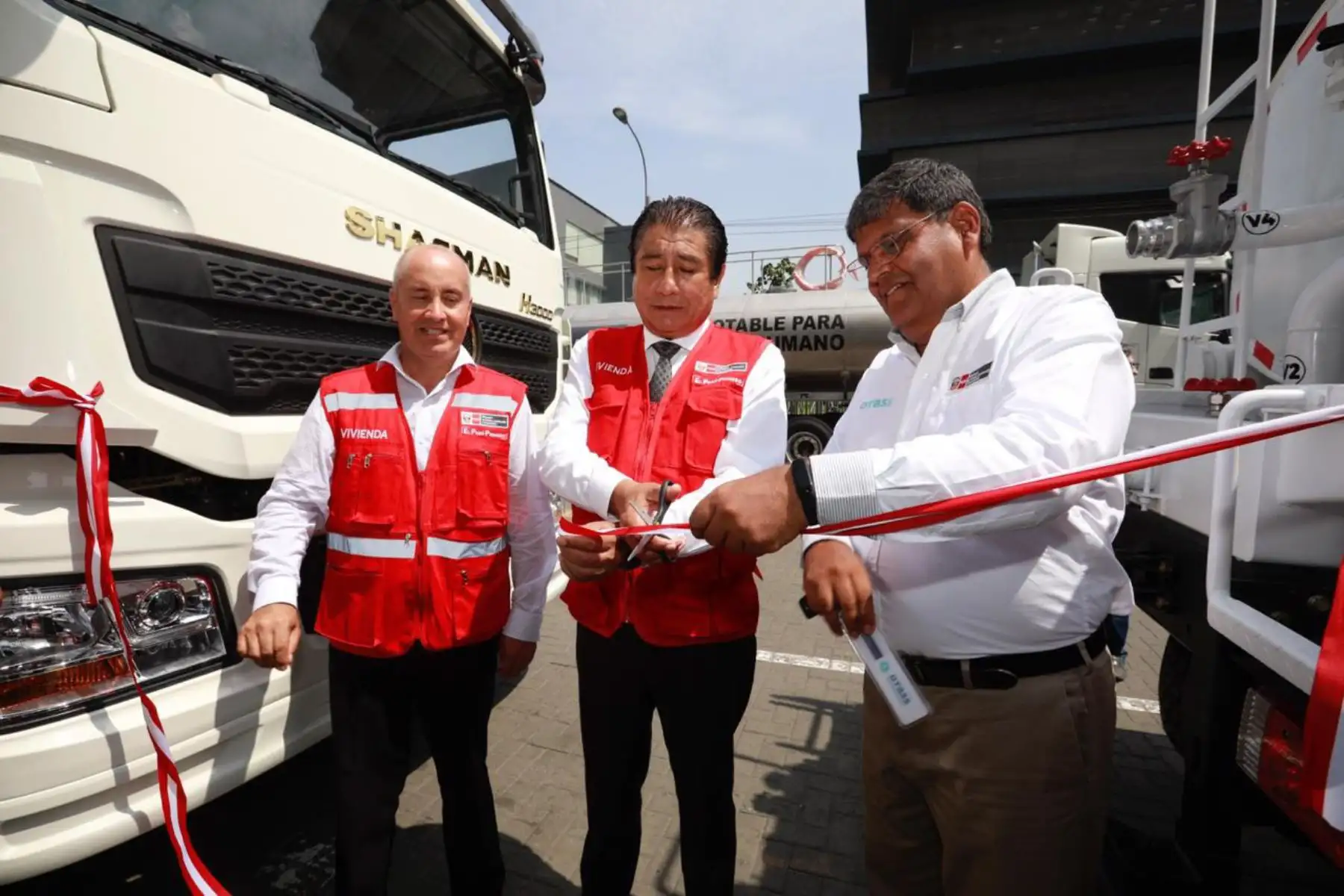 El Ministerio de Vivienda y el Organismo Técnico de la Administración de los Servicios de Saneamiento (OTASS) entregaron 17 camiones cisterna a EPS de 14 regiones del país, a fin de abastecer de agua potable a zonas que carecen del líquido vital o dotar del recurso a poblaciones afectadas por fenómenos naturales y otras emergencias.