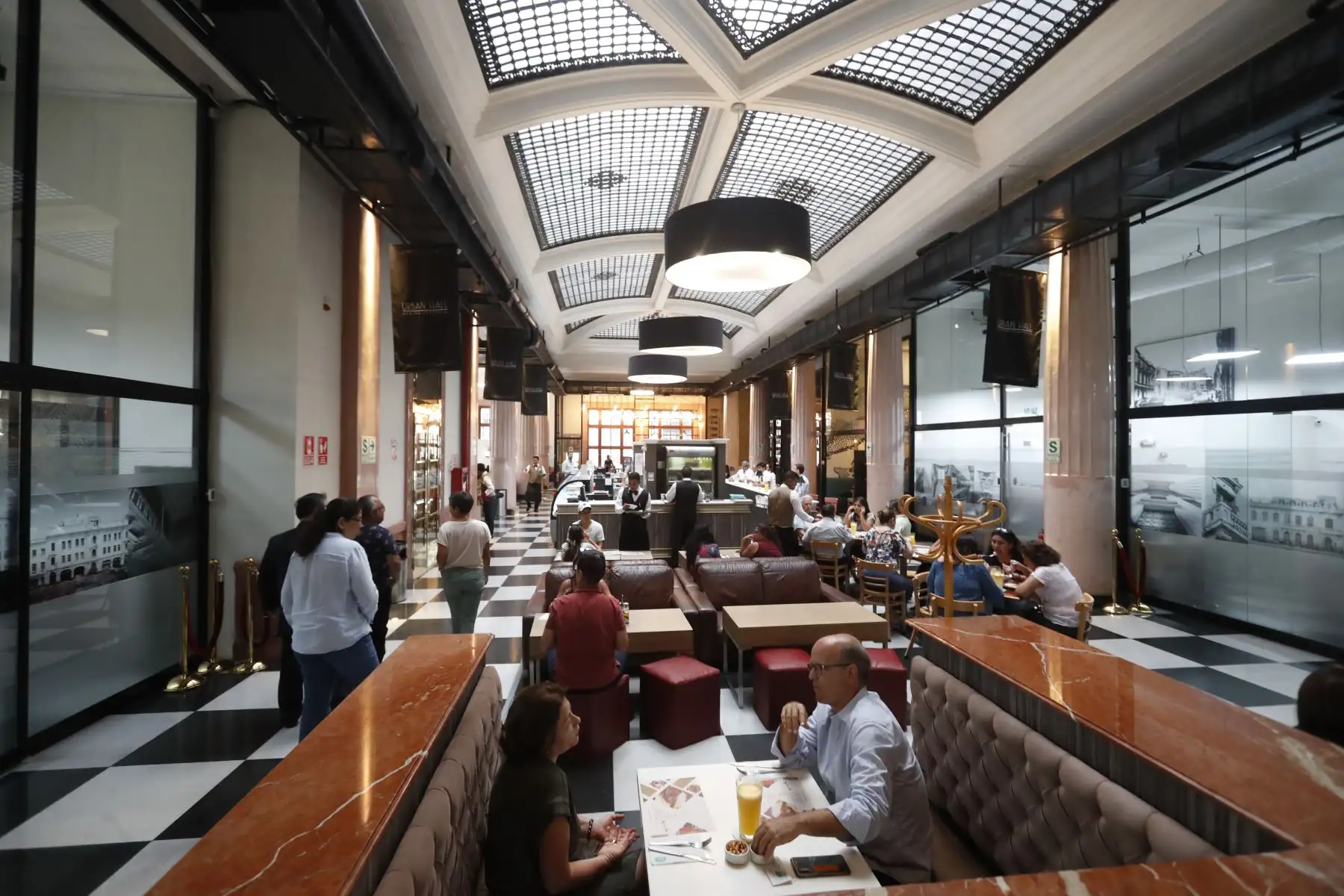 Urban Hall. En los últimos años, el Centro Histórico de Lima se posiciona como un lugar de moda: diversas empresas desde tecnológicas y entidades del Estado han alquilado oficinas en el Centro. También restaurantes, oficinas, tiendas y algunos pocos retails y bancos. Foto: ANDINA/Renato Pajuelo