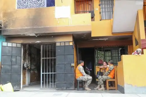 Oficiales de las Fuerzas Armadas acompañan a familias damnificadas de Villa El Salvador: Foto: Difusión.