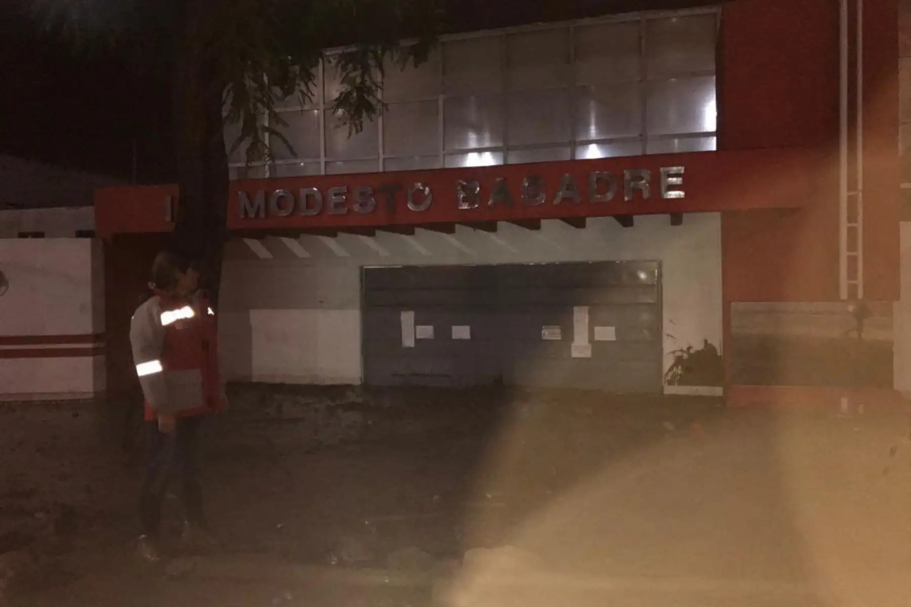 Ante las intensas lluvias registradas en las últimas horas en la ciudad de Tacna, un equipo de respuesta del Ministerio de Educación (Minedu) viene evaluando los daños y necesidades de las escuelas afectadas y haciendo el monitoreo respectivo a través del Centro de Operaciones de Emergencia del sector Educación.