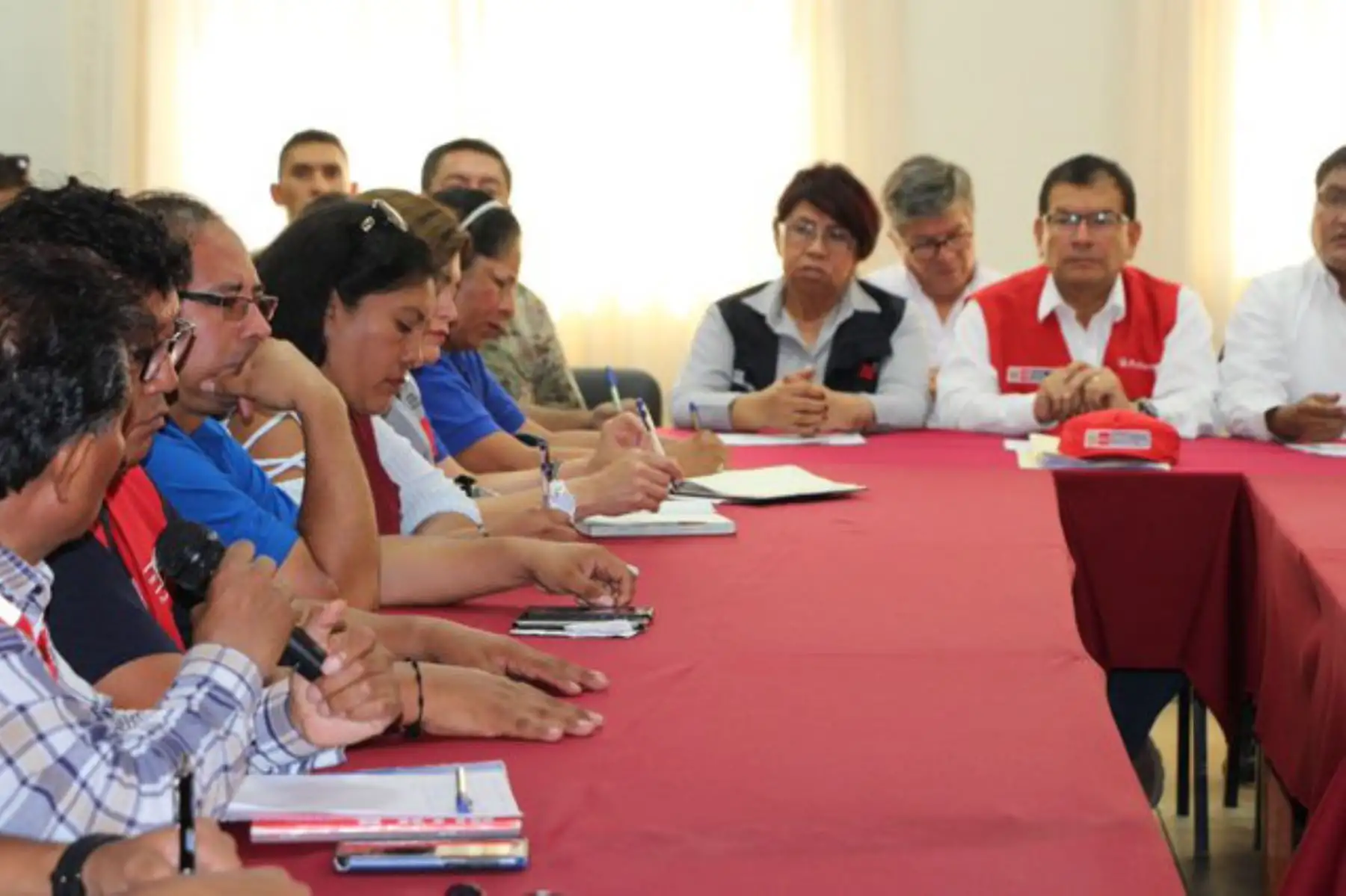 Una comitiva del Ejecutivo, encabezada por el Ministro de Agricultura y Riego, Jorge Montenegro, arribó a Tacna para apoyar la emergencia en nivel 4 que se activó en la región y atender las labores de rescate debido a los daños causados por el huaico producto de las fuertes precipitaciones en esa región del sur peruano.