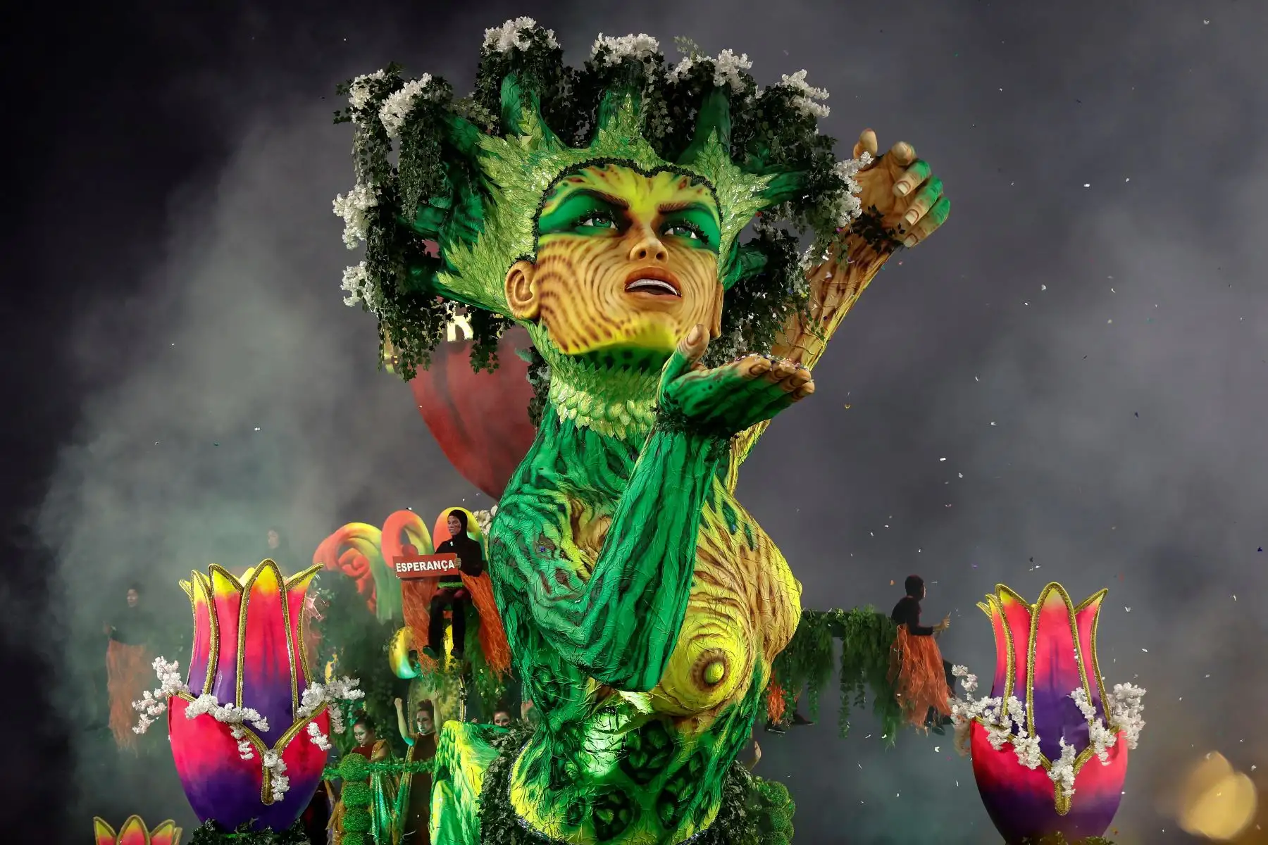 Integrantes de la escuela de samba del Grupo Especial Mancha Verde durante la celebración del carnaval en el sambódromo de Anhembí en Sao Paulo (Brasil).
Foto: EFE