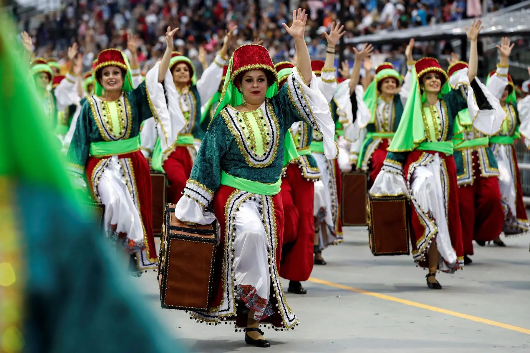 Integrantes de la escuela de samba del Grupo Especial Império de Casa Verde durante la celebración del carnaval en el sambódromo de Anhembí en Sao Paulo (Brasil).
Foto:  EFE