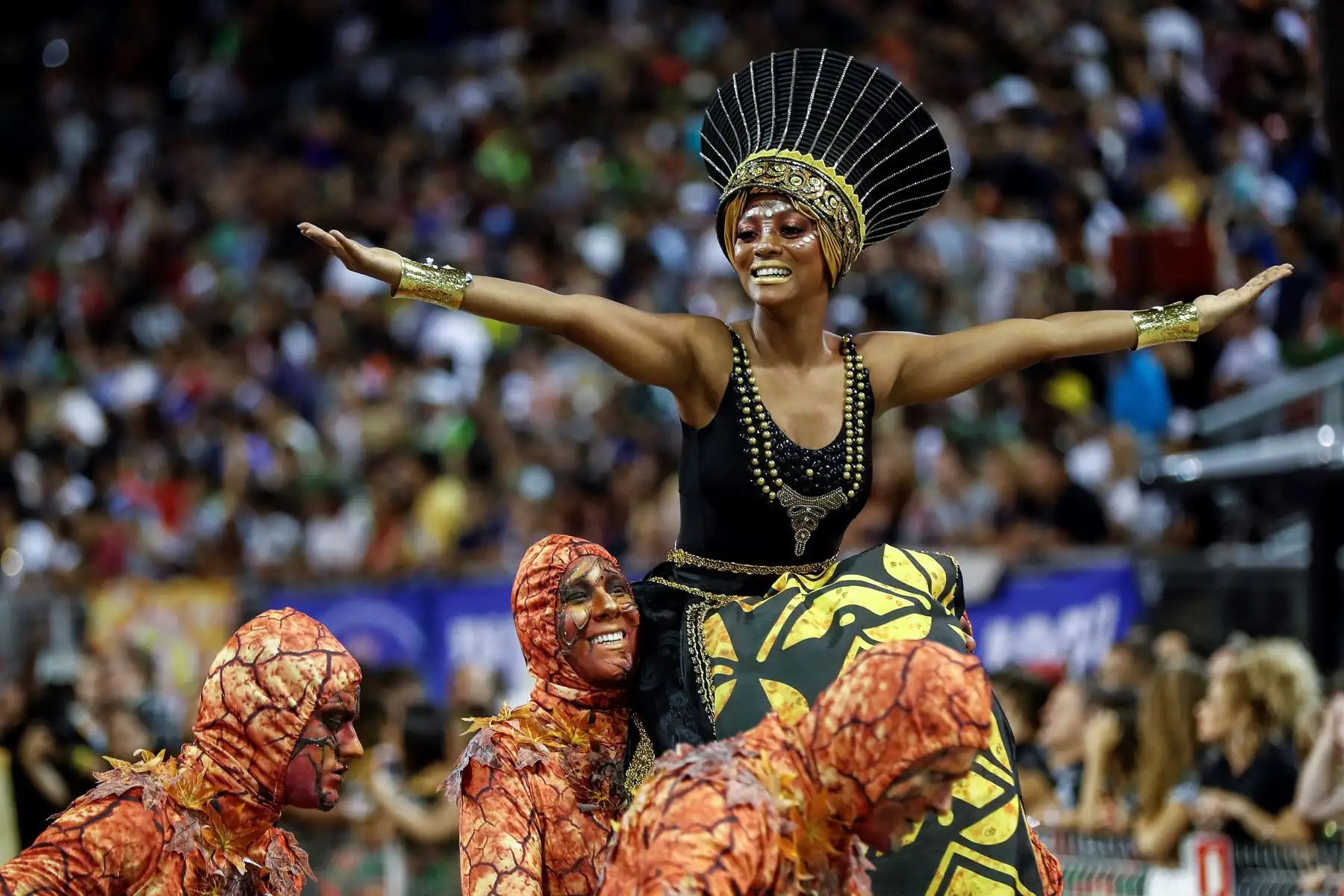Integrantes de la escuela de samba del Grupo Especial Barroca Zona Sul  en la celebración del carnaval en el sambódromo de Anhembí en Sao Paulo (Brasil).
Foto: EFE