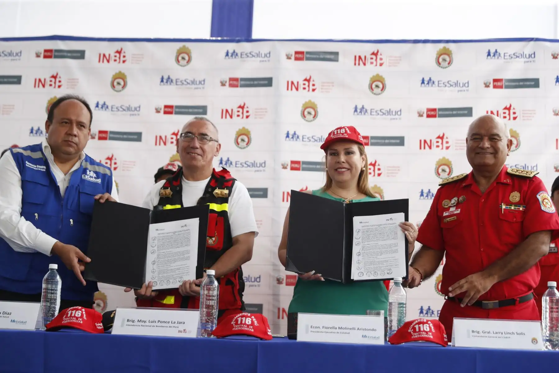 La presidenta de EsSalud, Fiorella Molinelli, firmó un convenio con la Cuerpo General de Bomberos Voluntarios del Perú, con la finalidad de brindar servicios de salud gratuito a sus más de 18 mil miembros a nivel nacional y sus familiares.
Foto: ANDINA/ Renato Pajuelo