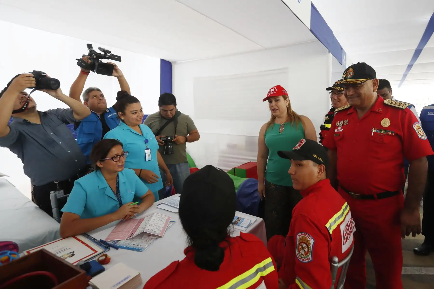 La presidenta de EsSalud, Fiorella Molinelli, firmó un convenio con la Cuerpo General de Bomberos Voluntarios del Perú, con la finalidad de brindar servicios de salud gratuito a sus más de 18 mil miembros a nivel nacional y sus familiares.
Foto: ANDINA/ Renato Pajuelo