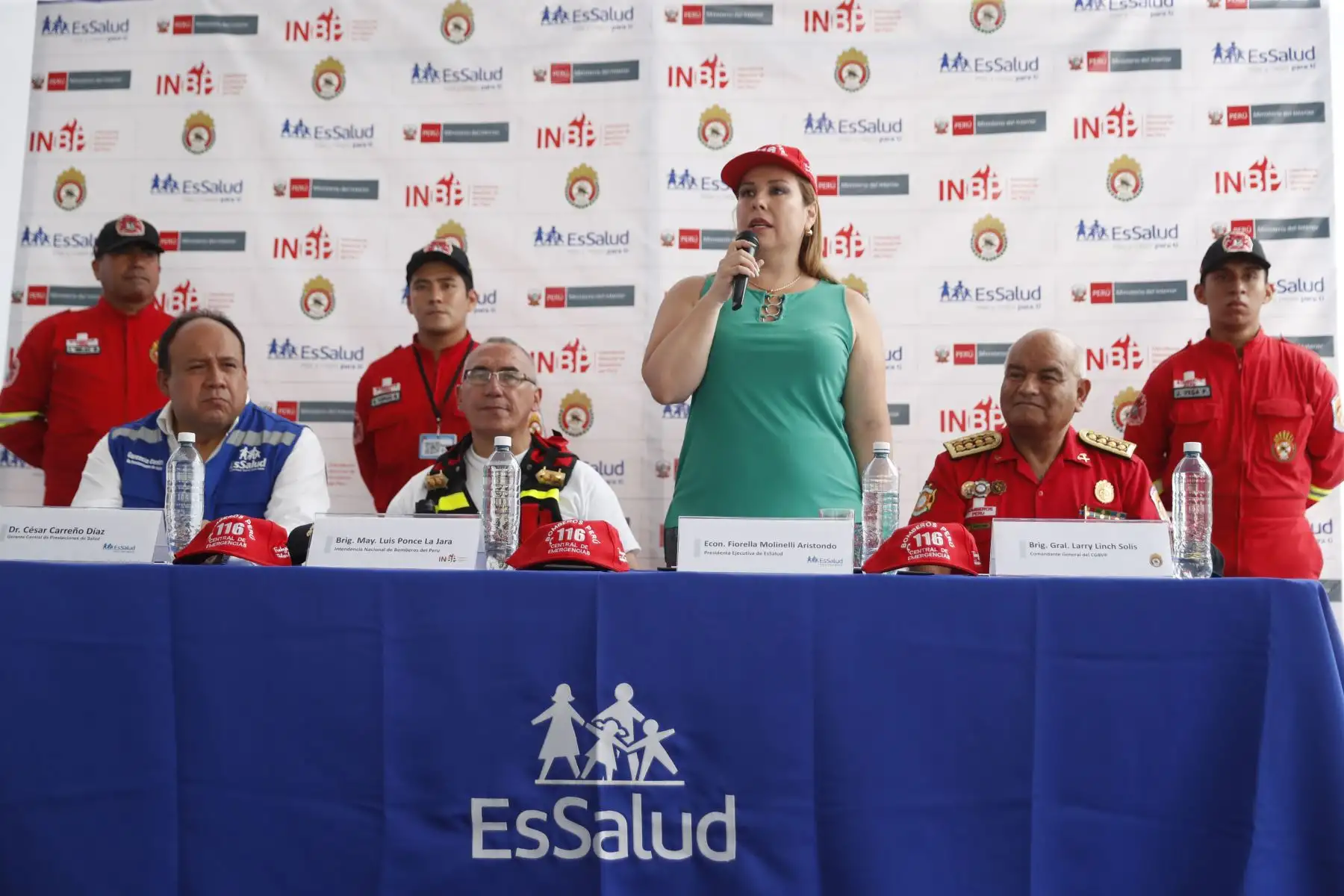 La presidenta de EsSalud, Fiorella Molinelli, firmó un convenio con la Cuerpo General de Bomberos Voluntarios del Perú, con la finalidad de brindar servicios de salud gratuito a sus más de 18 mil miembros a nivel nacional y sus familiares.
Foto: ANDINA/ Renato Pajuelo