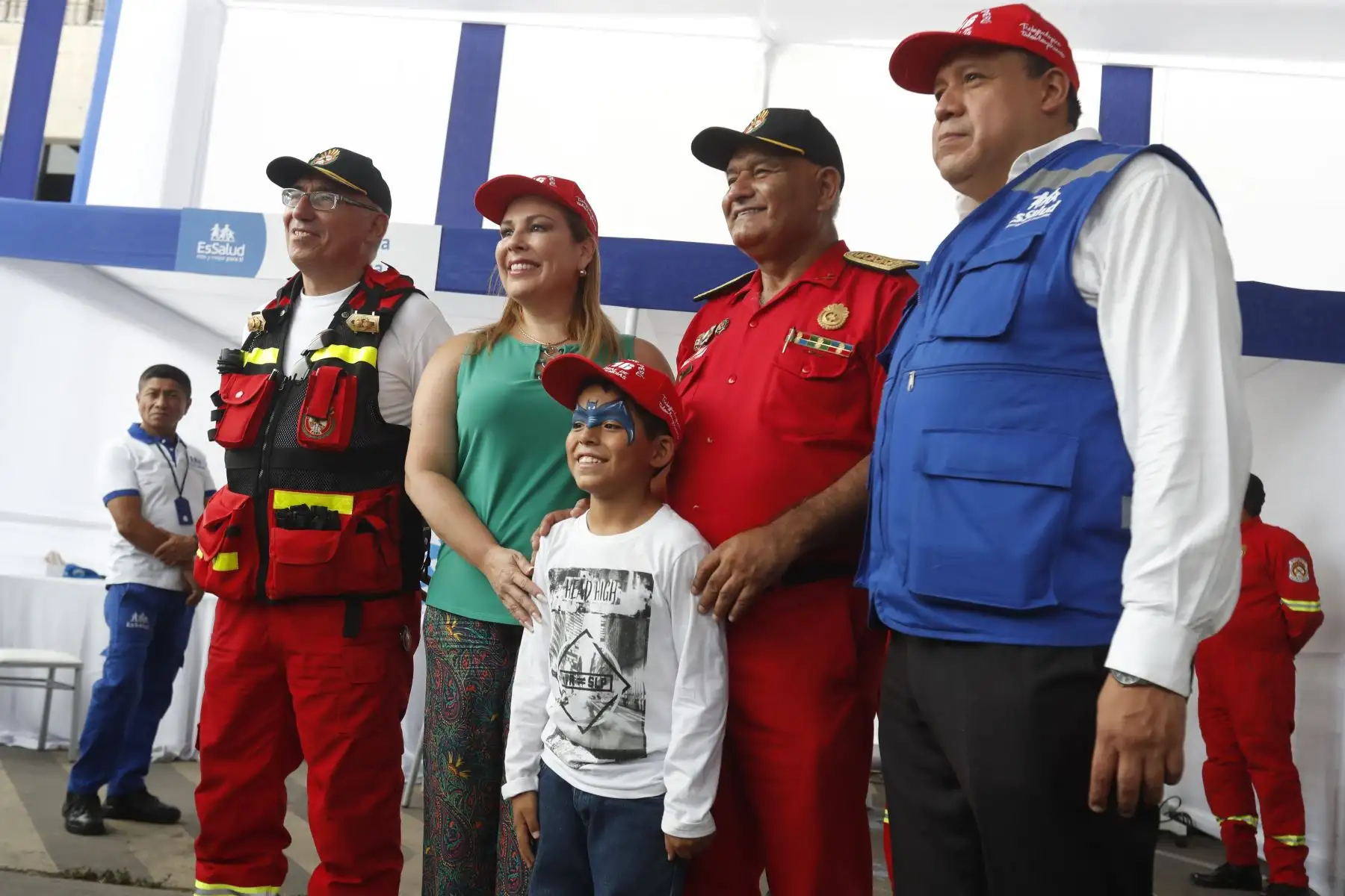 La presidenta de EsSalud, Fiorella Molinelli, firmó un convenio con la Cuerpo General de Bomberos Voluntarios del Perú, con la finalidad de brindar servicios de salud gratuito a sus más de 18 mil miembros a nivel nacional y sus familiares.Foto: ANDINA/ Renato Pajuelo