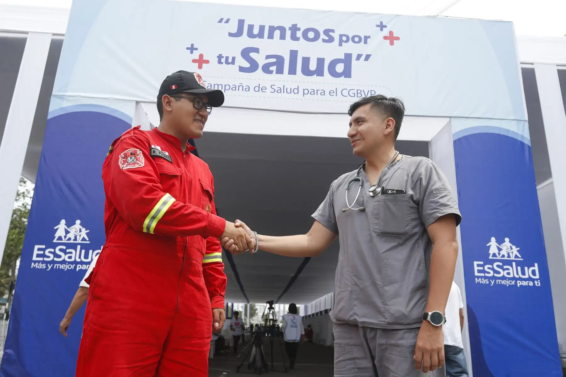 La presidenta de EsSalud, Fiorella Molinelli, firmó un convenio con la Cuerpo General de Bomberos Voluntarios del Perú, con la finalidad de brindar servicios de salud gratuito a sus más de 18 mil miembros a nivel nacional y sus familiares.Foto: ANDINA/ Renato Pajuelo