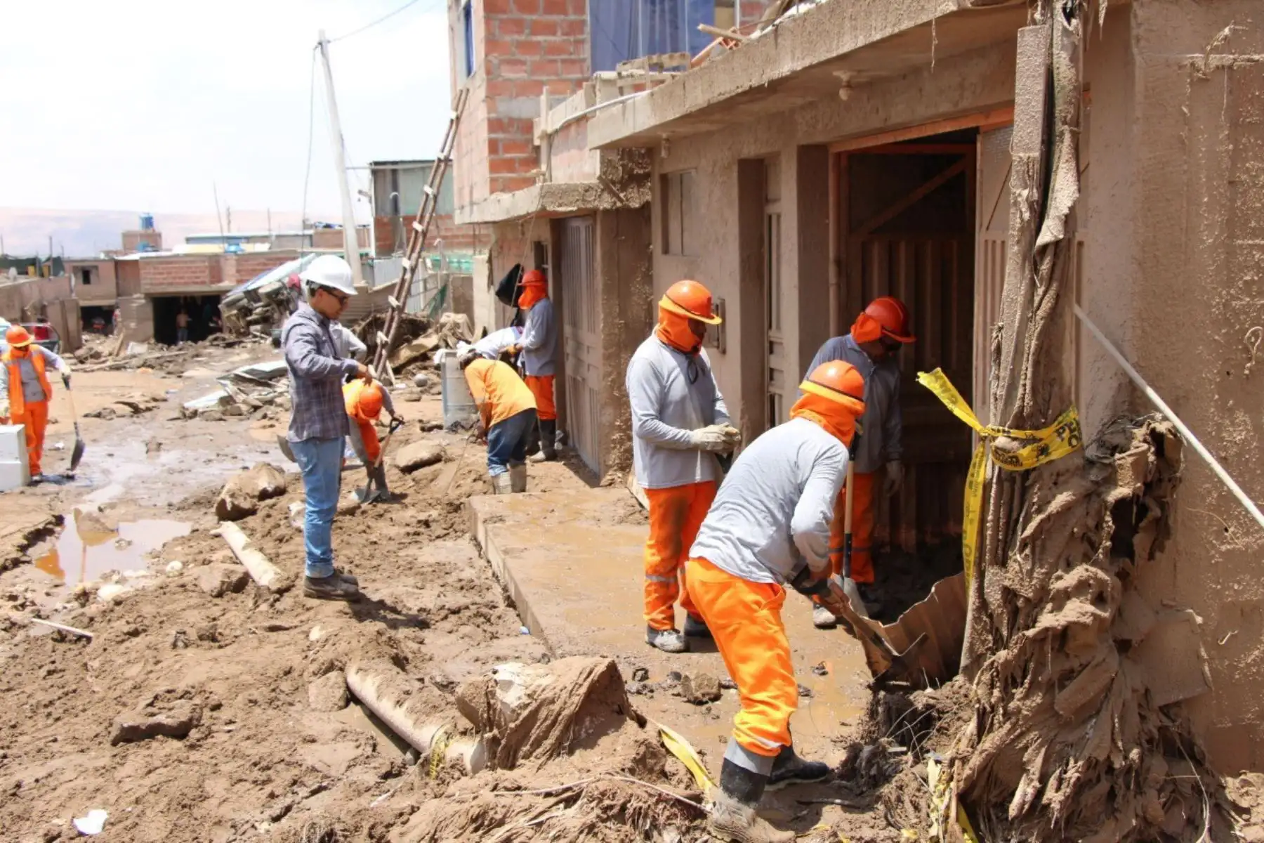 Tres fallecidos, 21 personas heridas, de las cuales 14 permanecen en evaluación médica, así como 250 viviendas afectadas es el balance preliminar de daños causados por el huaico que ocurrió en la ciudad de Tacna, informó el ministro de Agricultura y Riego (Minagri), Jorge Montenegro, quien lidera comitiva del Ejecutivo que coordina la atención de esta emergencia. ANDINA/Difusión