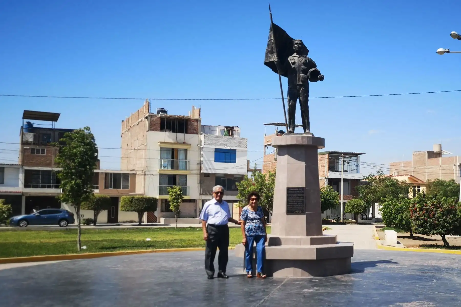 Cada día que pasa por el parque de su barrio, en la urbanización Bancarios de la ciudad de Chiclayo, don Víctor García se encuentra con un busto dedicado a su hijo, el mayor Luis Alberto García Rojas, Patrono de la Aviación del Ejército.
Foto: ANDINA / Difusión