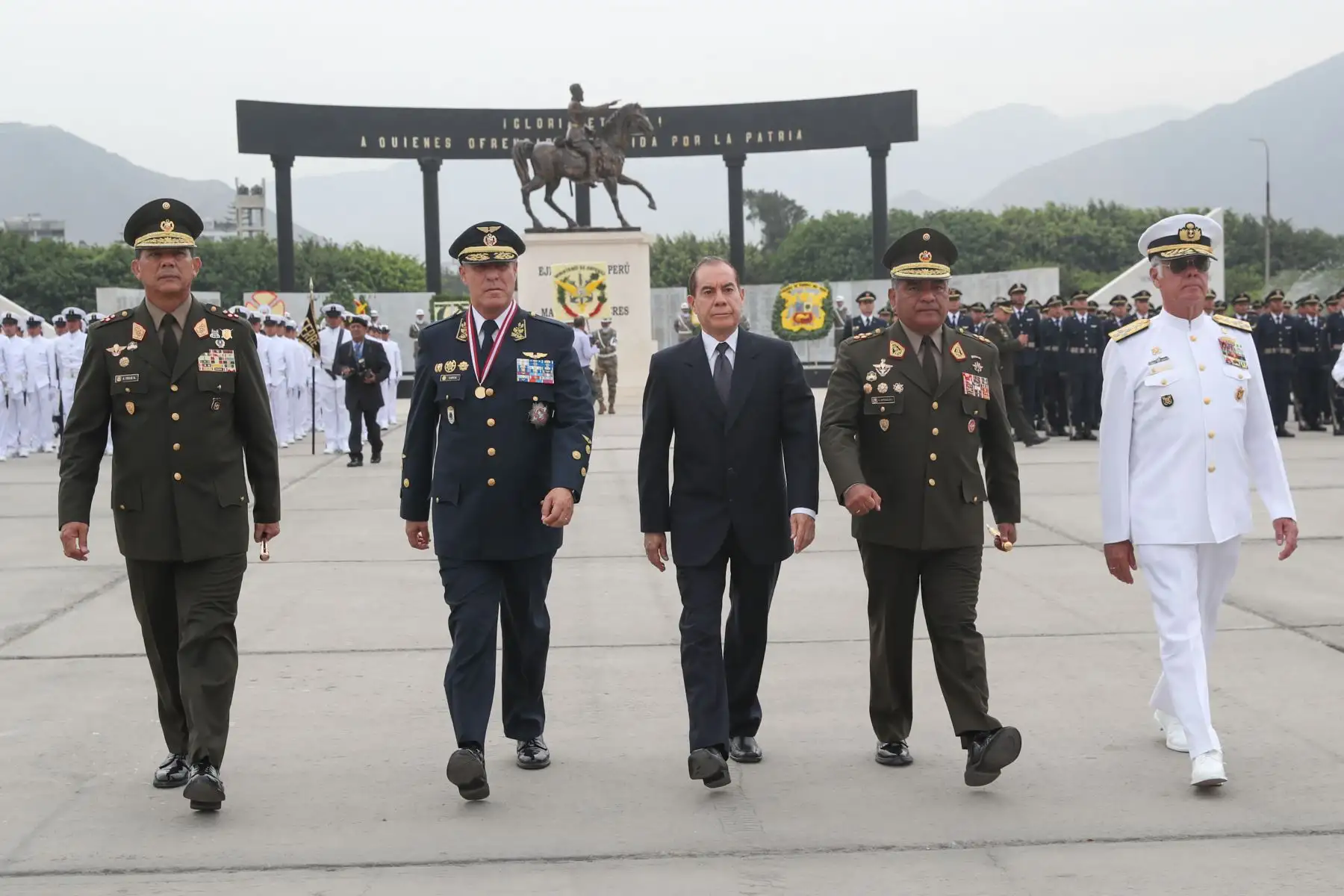 Presidente del Consejo de Ministros, Vicente Zeballos y el ministro de Defensa, Walter Roger Martos Ruiz asistieron a la ceremonia por el aniversario 25 de las operaciones del Alto Cenepa.
Foto: Mindef