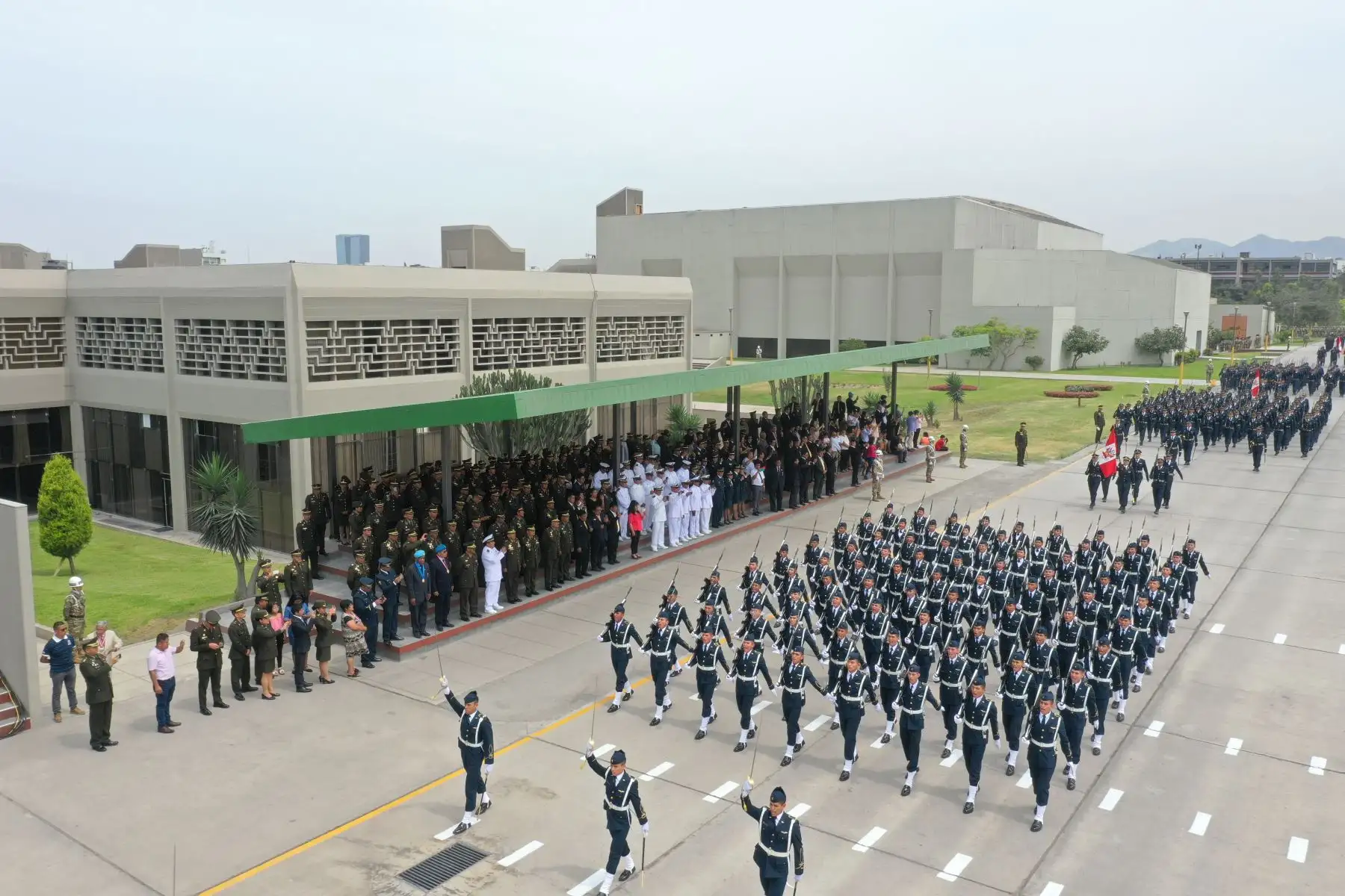 Presidente del Consejo de Ministros, Vicente Zeballos y el ministro de Defensa, Walter Roger Martos Ruiz asistieron a la ceremonia por el aniversario 25 de las operaciones del Alto Cenepa.
Foto: Mindef
