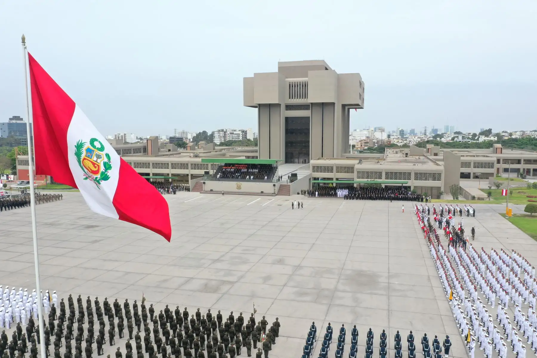 Presidente del Consejo de Ministros, Vicente Zeballos y el ministro de Defensa, Walter Roger Martos Ruiz asistieron a la ceremonia por el aniversario 25 de las operaciones del Alto Cenepa.
Foto: Mindef