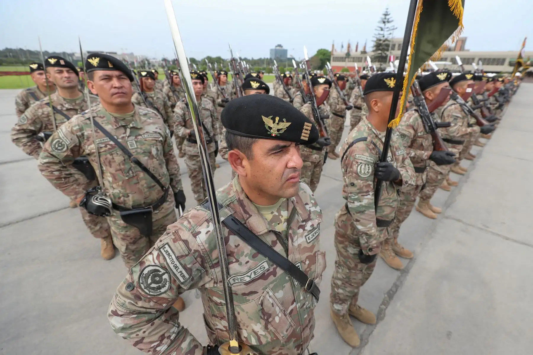 Presidente del Consejo de Ministros, Vicente Zeballos y el ministro de Defensa, Walter Roger Martos Ruiz asistieron a la ceremonia por el aniversario 25 de las operaciones del Alto Cenepa.
Foto: Mindef