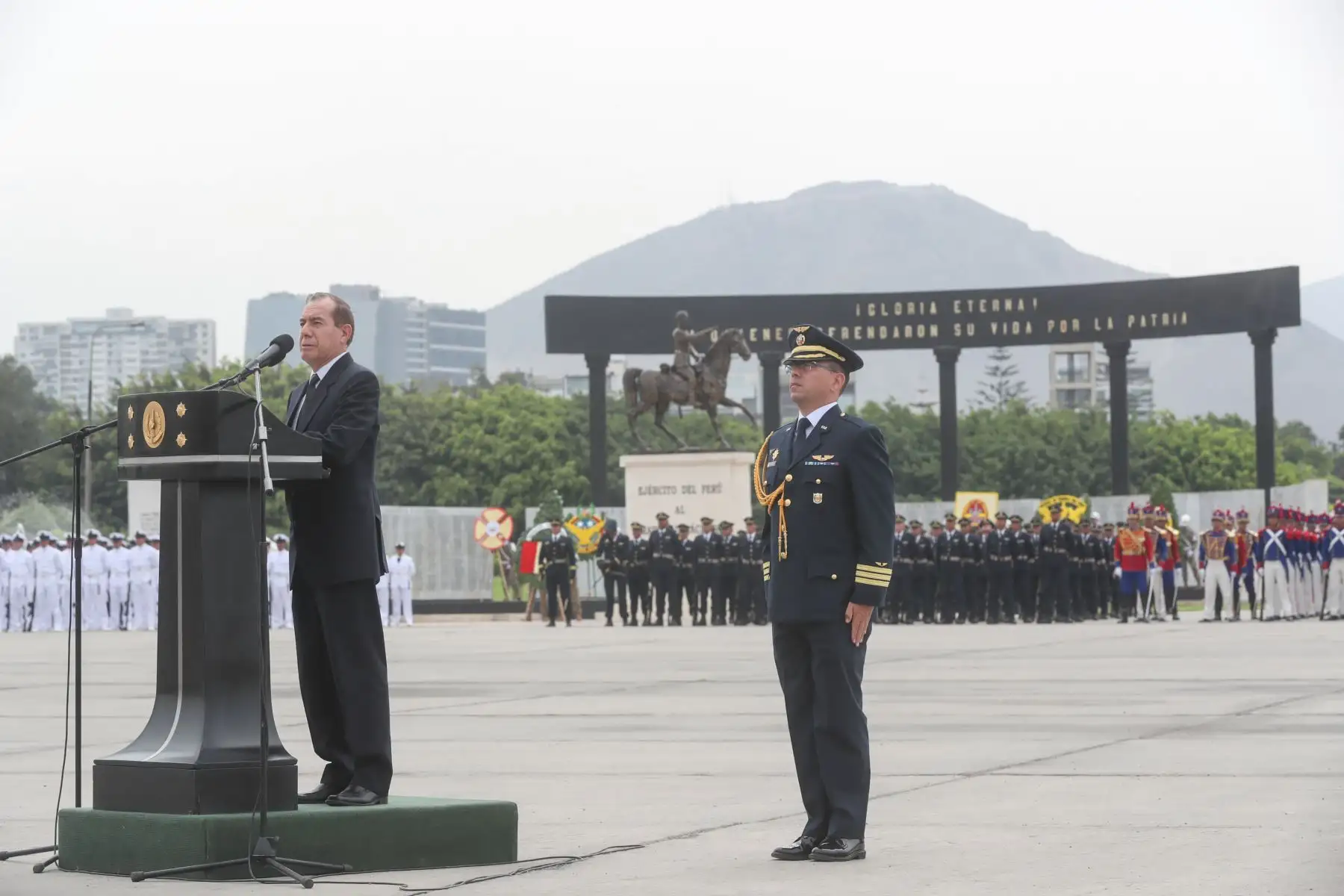 Presidente del Consejo de Ministros, Vicente Zeballos y el ministro de Defensa, Walter Roger Martos Ruiz asistieron a la ceremonia por el aniversario 25 de las operaciones del Alto Cenepa.
Foto: Mindef