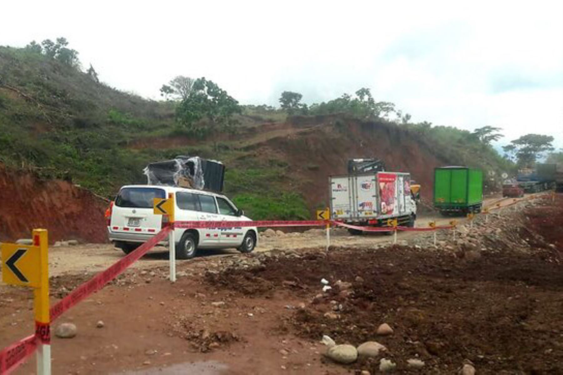 El Ministerio de Transportes y Comunicaciones (MTC) intensifica los trabajos en atención a la emergencia vial suscitada en kilómetro 455 de la carretera Federico Basadre.