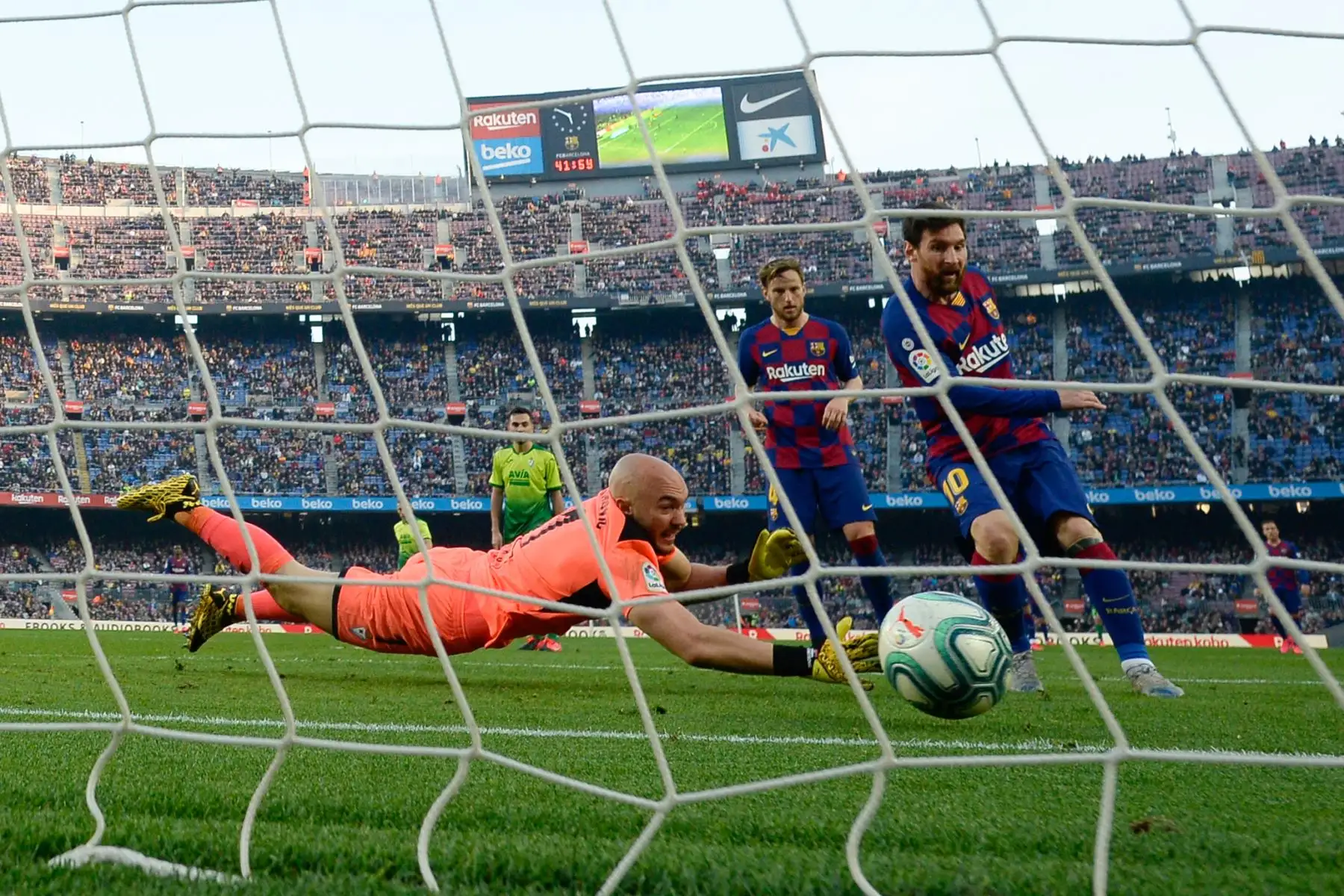 El delantero argentino de Barcelona Lionel Messi anota contra el portero serbio de Eibar Marko Dmitrovic durante el partido de fútbol de la liga española FC Barcelona contra SD Eibar.
Foto: AFP