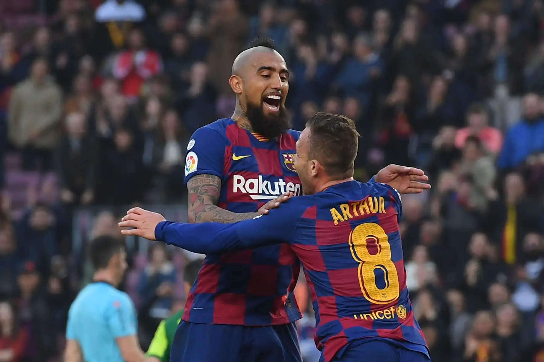 El centrocampista brasileño de Barcelona Arthur celebra con el centrocampista chileno de Barcelona Arturo Vidal después de anotar durante el partido de fútbol de la liga española FC Barcelona contra SD Eibar.
Foto: AFP