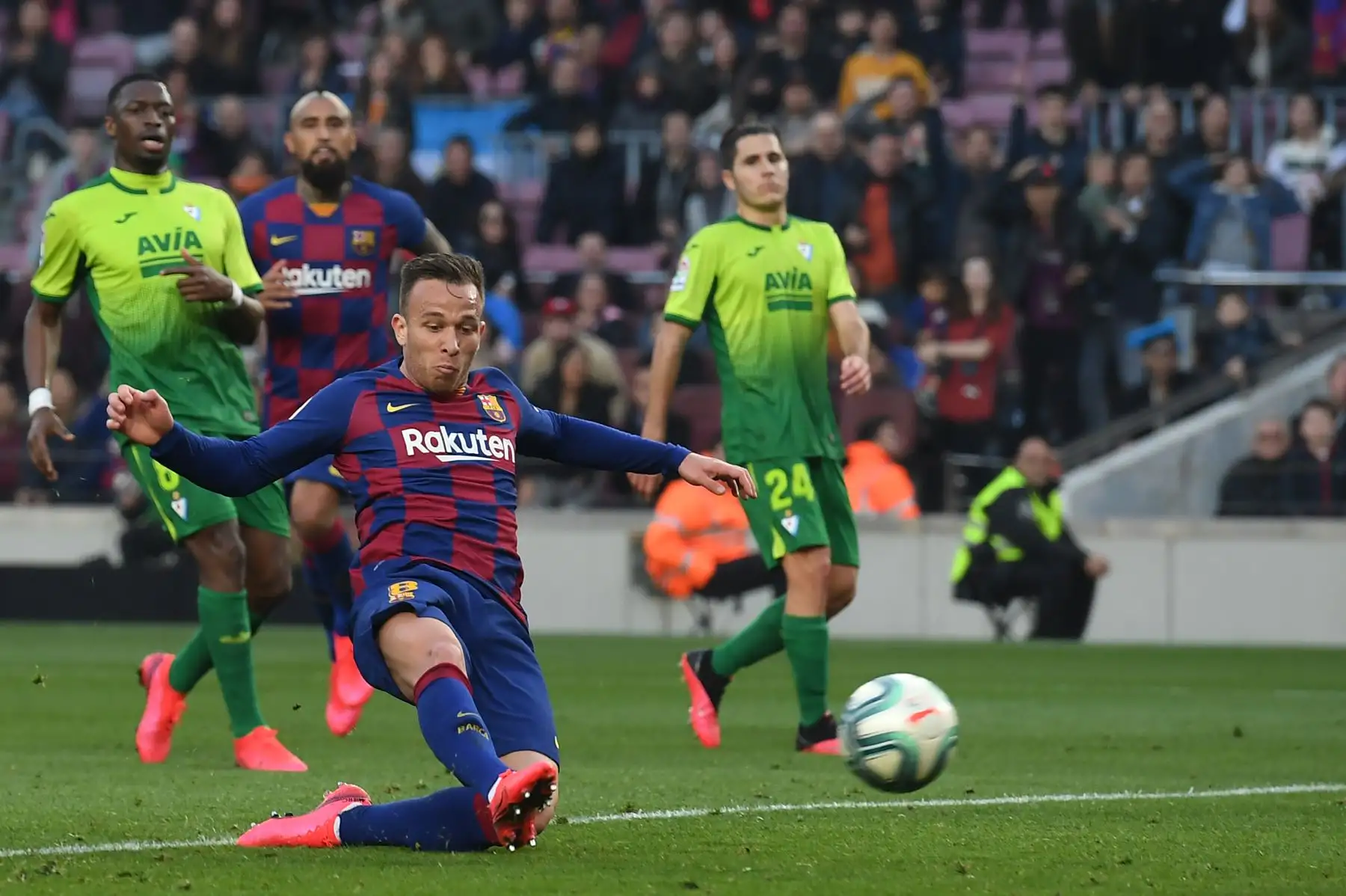 El mediocampista brasileño de Barcelona Arthur anota durante el partido de fútbol de la liga española FC Barcelona contra SD Eibar.
Foto: AFP