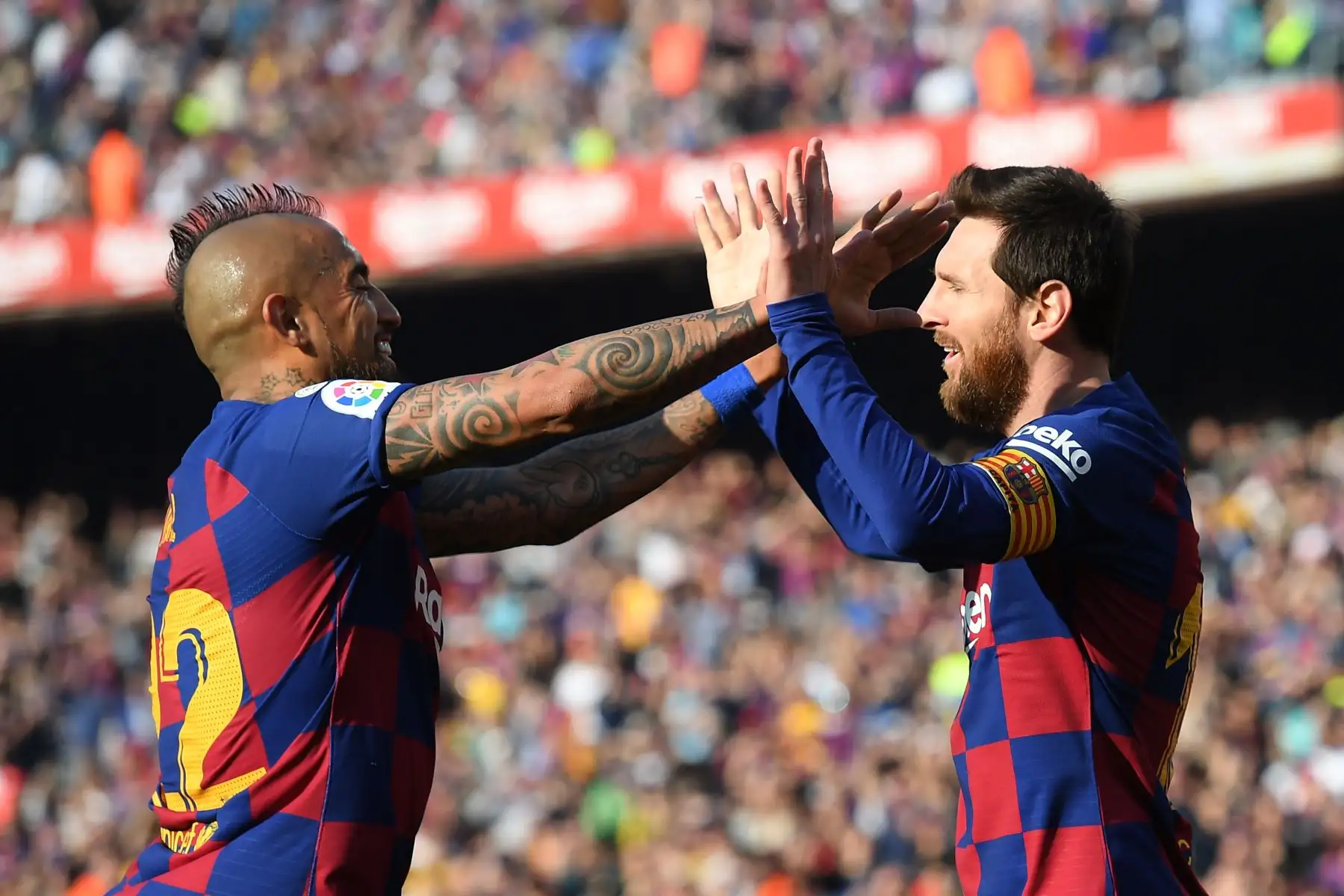 El delantero argentino de Barcelona, ​​Lionel Messi , celebra con el centrocampista chileno de Barcelona Arturo Vidal después de anotar durante el partido de fútbol de la liga española FC Barcelona contra SD Eibar.
Foto: AFP