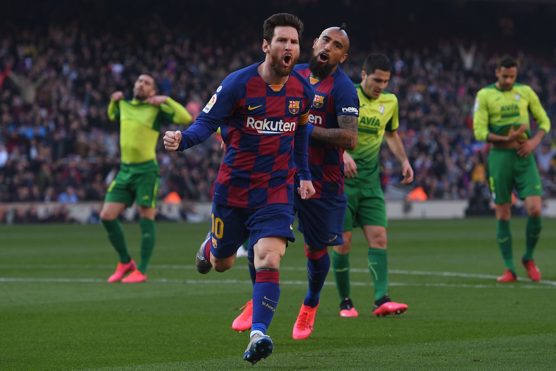 El delantero argentino de Barcelona, ​​Lionel Messi, celebra tras anotar durante el partido de fútbol de la liga española FC Barcelona contra el SD Eibar.
Foto: AFP
