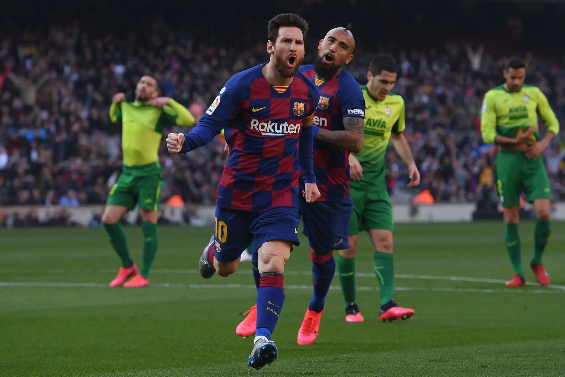 El delantero argentino de Barcelona, ​​Lionel Messi, celebra tras anotar durante el partido de fútbol de la liga española FC Barcelona contra el SD Eibar.
Foto: AFP