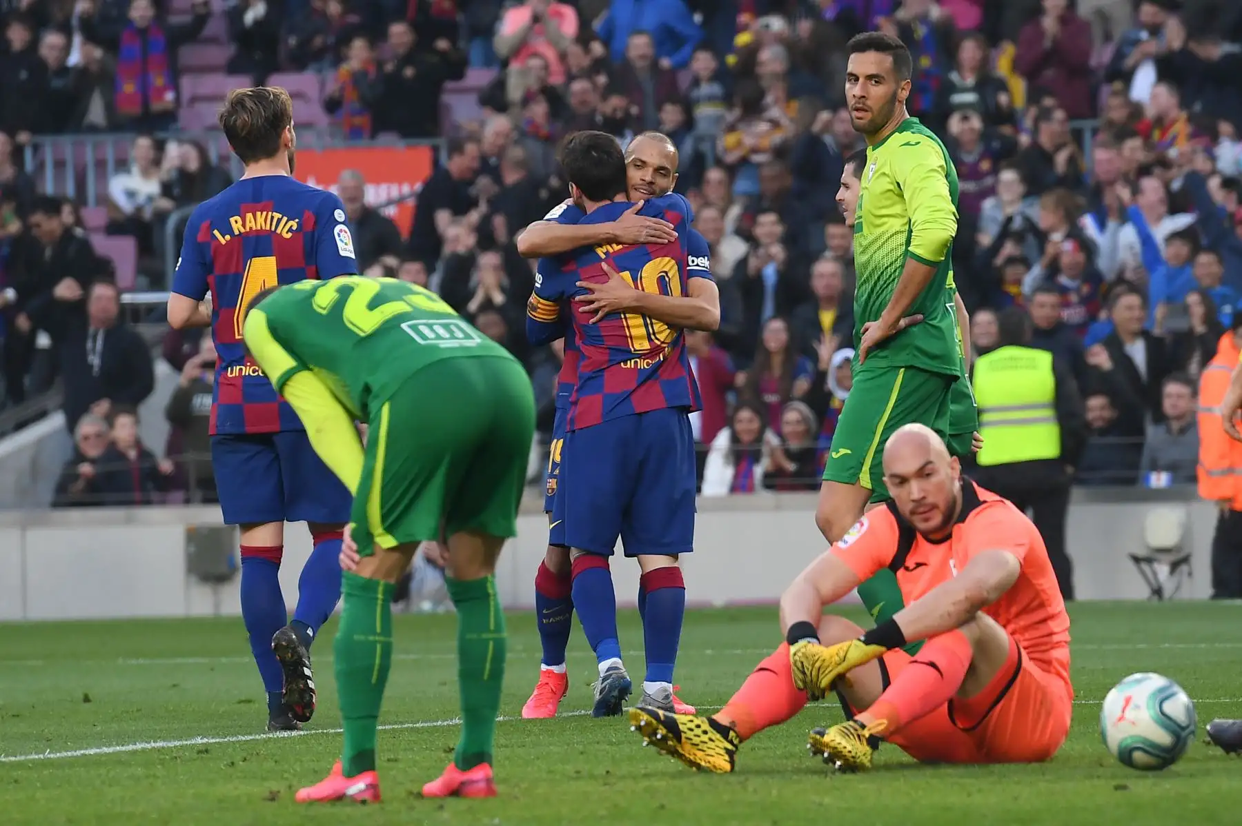 El delantero argentino de Barcelona Lionel Messi  celebra con el delantero danés de Barcelona Martin Braithwaite después de anotar durante el partido de fútbol de la liga española FC Barcelona contra SD Eibar.
Foto: AFP
