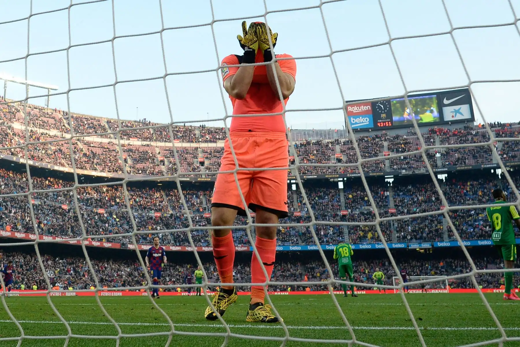 El portero serbio de Eibar, Marko Dmitrovic, reacciona después de que el delantero argentino de Barcelona Lionel Messi anotó durante el partido de fútbol de la liga española FC Barcelona contra SD Eibar.
Foto: AFP