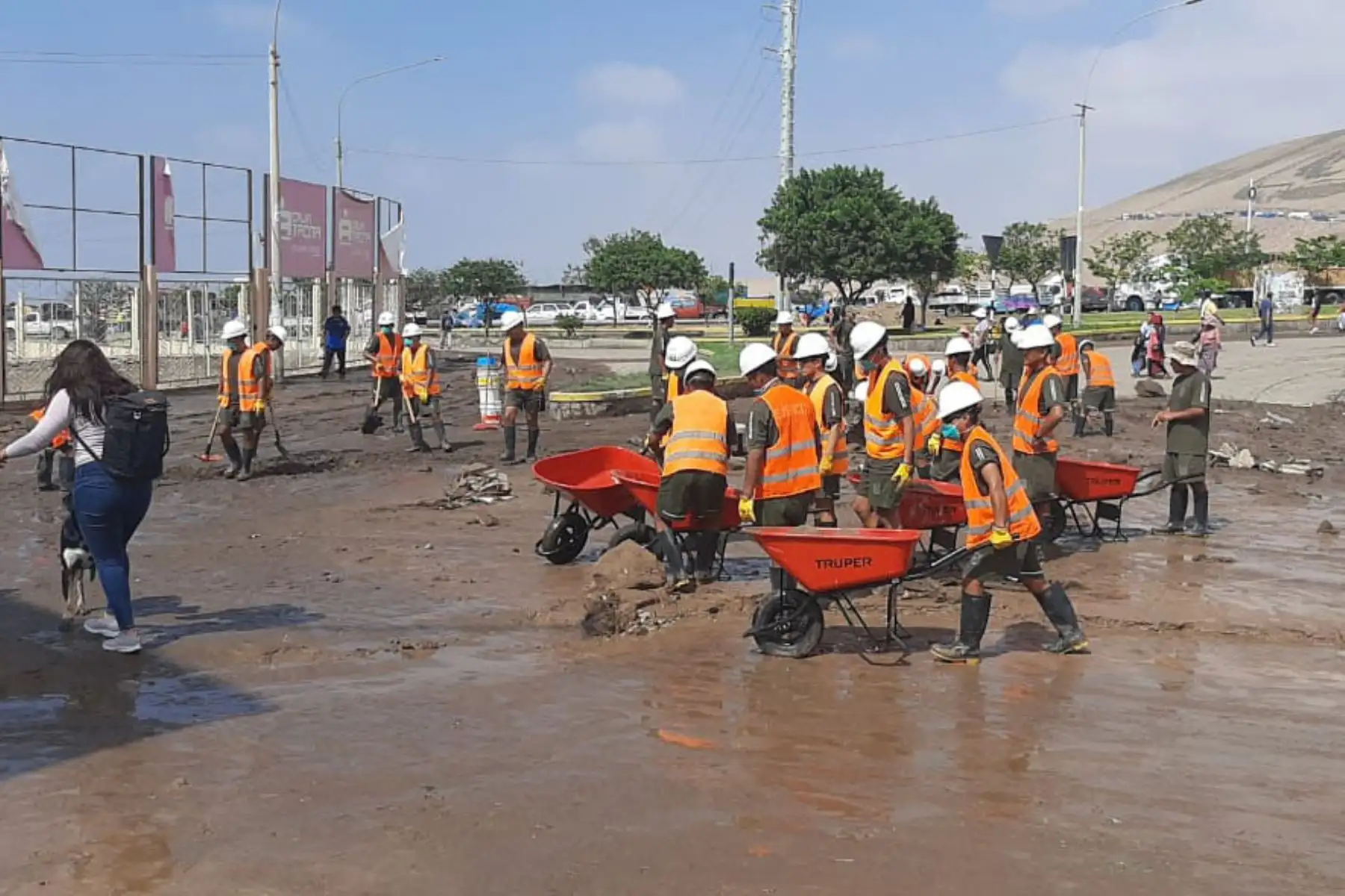 Policia del Peru, Ejercito del Peru  y obreros municipales trabajan en la remoción de escombros en las zonas afectadas por el huaico, en Tacna.
Foto: Minagri
