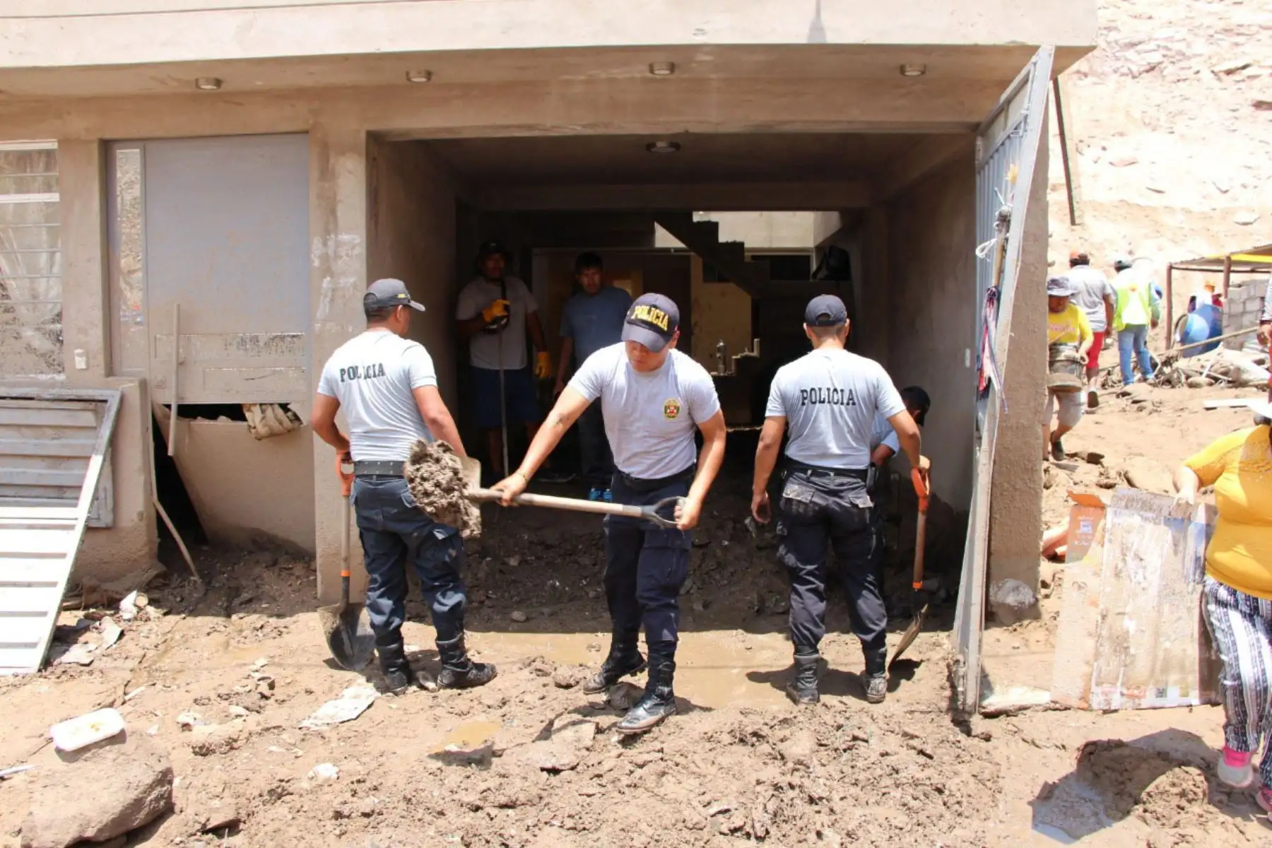 Policia del Peru, Ejercito del Peru  y obreros municipales trabajan en la remoción de escombros en las zonas afectadas por el huaico, en Tacna.
Foto: Minagri