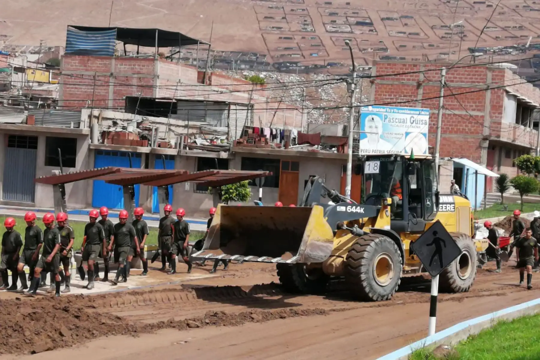 Personal del Ejercito del Peru permanece apoyando a la población afectada por huaico. 
Foto: Mindef