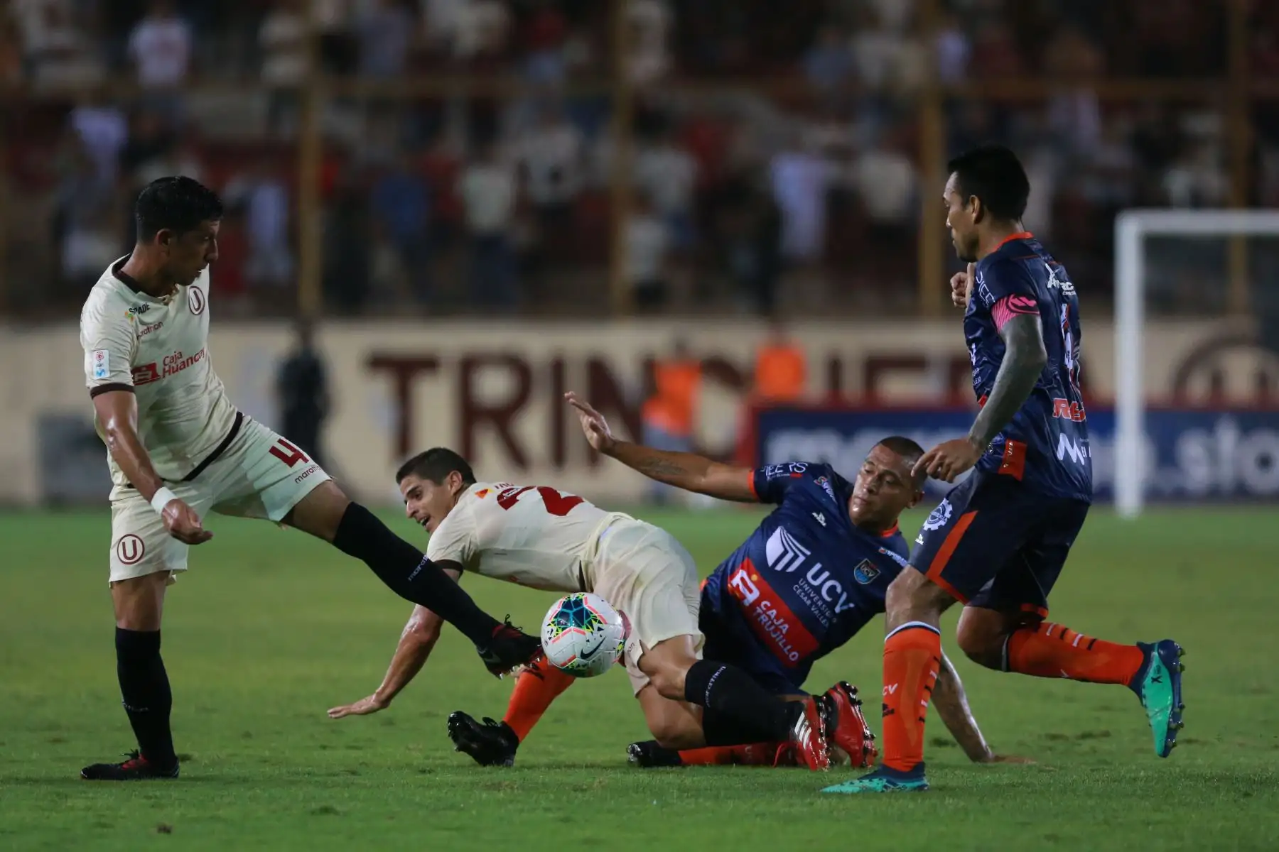 Universitario cayó derrotado ante la Universidad César Vallejo por dos goles a cero,en el estadio monumental. 
Foto: ANDINA/Jhony Laurente
