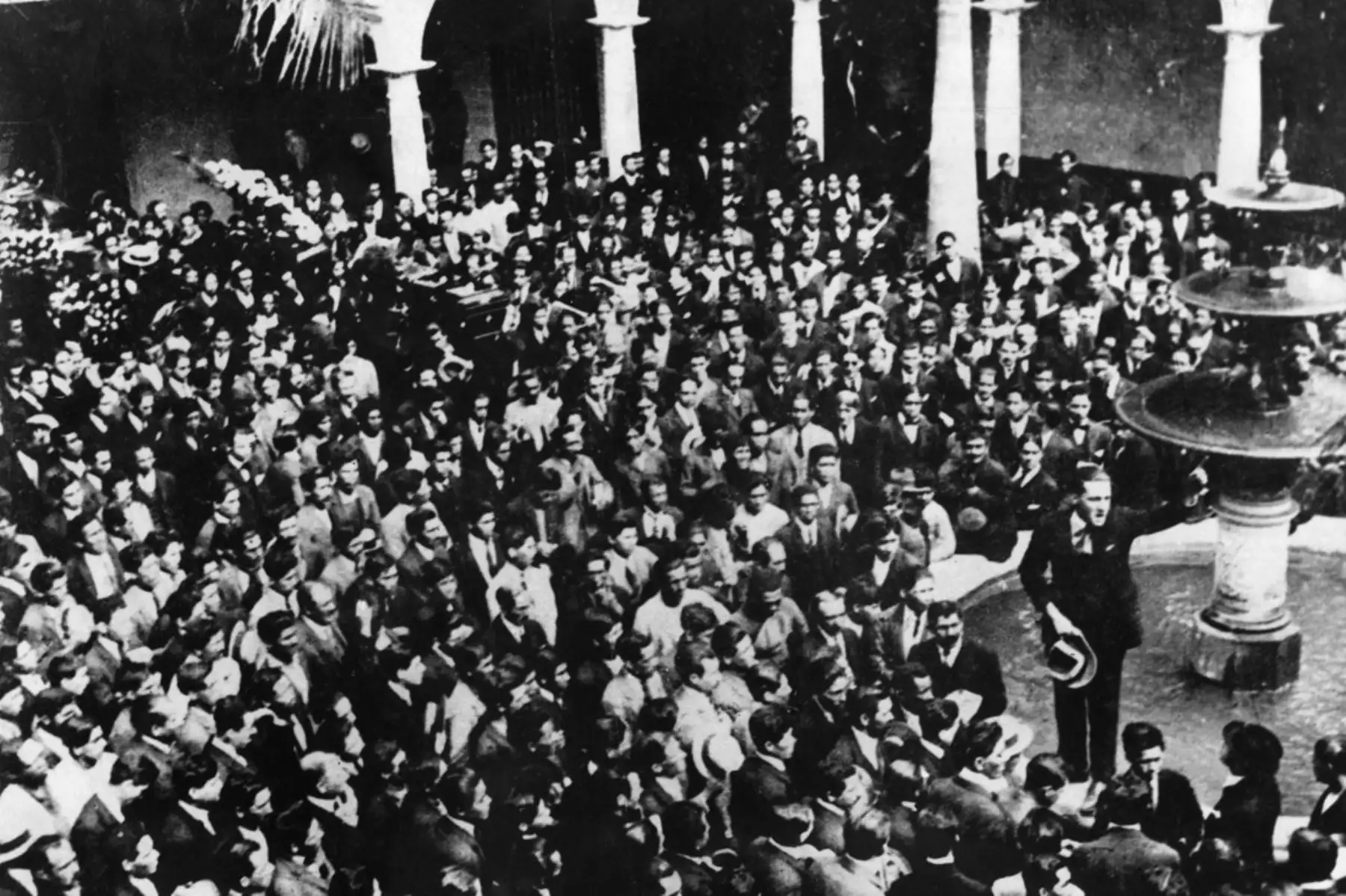 Lima - Mayo 1923 / El estudiante Víctor Raúl Haya de la Torre pronunciando su discurso en el patio de la Universidad de San Marcos antes de iniciarse el cortejo fúnebrre de las víctimas de la protesta contra la consagración del país al Corazón de Jesús. 
Foto: revista Variedades