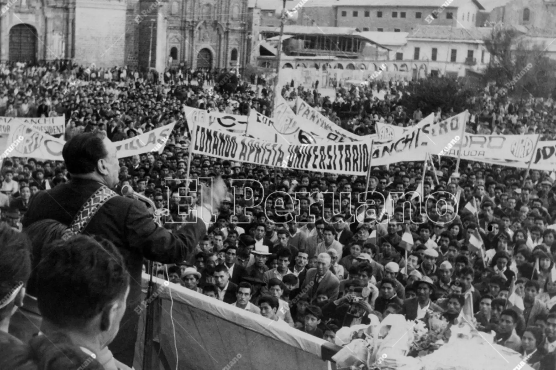 Cusco - 4 mayo 1963 / Víctor Raúl Haya de la Torre, candidato presidencial del APRA, en multitudinario mitin en la Plaza de Armas de la ciudad del Cusco. Foto: Archivo Histórico de El Peruano
