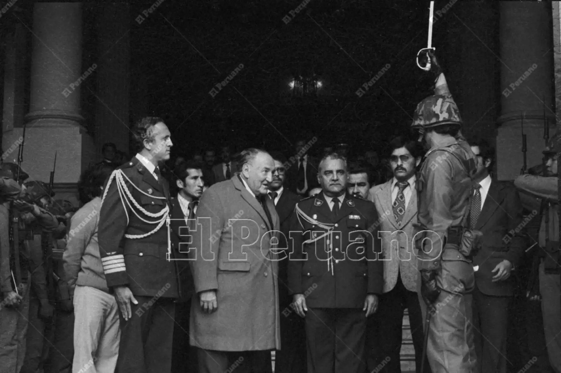 Lima - 4 agosto 1978 / Víctor Raúl Haya de la Torre, líder del APRA y presidente de la Asamblea Constituyente, recibe honores militares a su salida de la sede del Congreso. 
 Foto: Archivo Histórico de El Peruano.