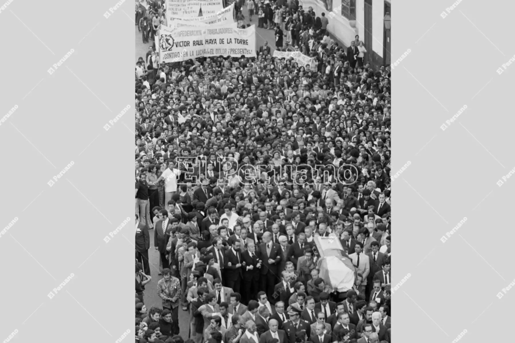 Trujillo - 9 agosto 1979 / Multitudinario adiós al lider y fundador del APRA, Víctor Raúl Haya de la Torre, en su tierra natal.
Foto: Archivo El Peruano