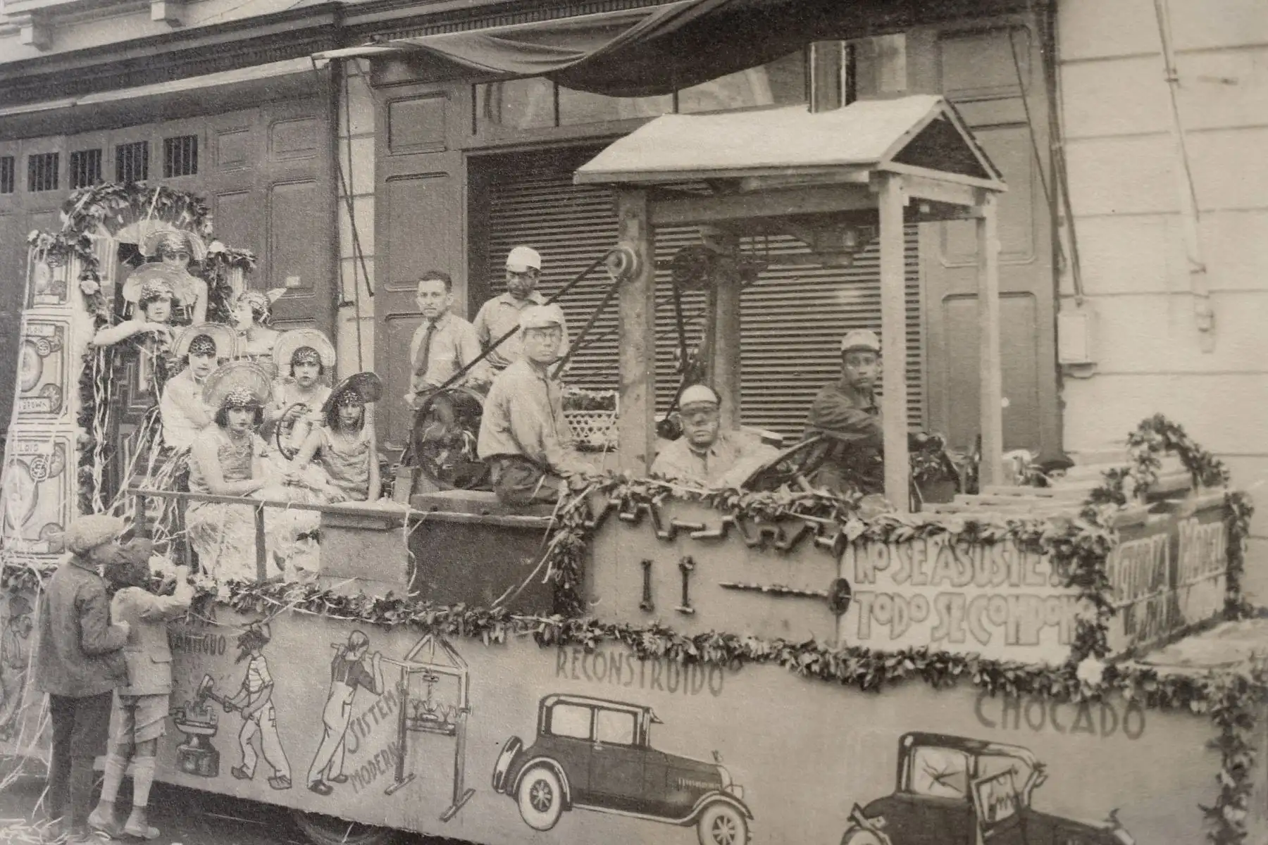 Históricas imágenes que muestran las calles de Lima, en celebraciones de carnavales, en el año 1928.
Foto: Biblioteca y archivo histórico Municipal de Lima