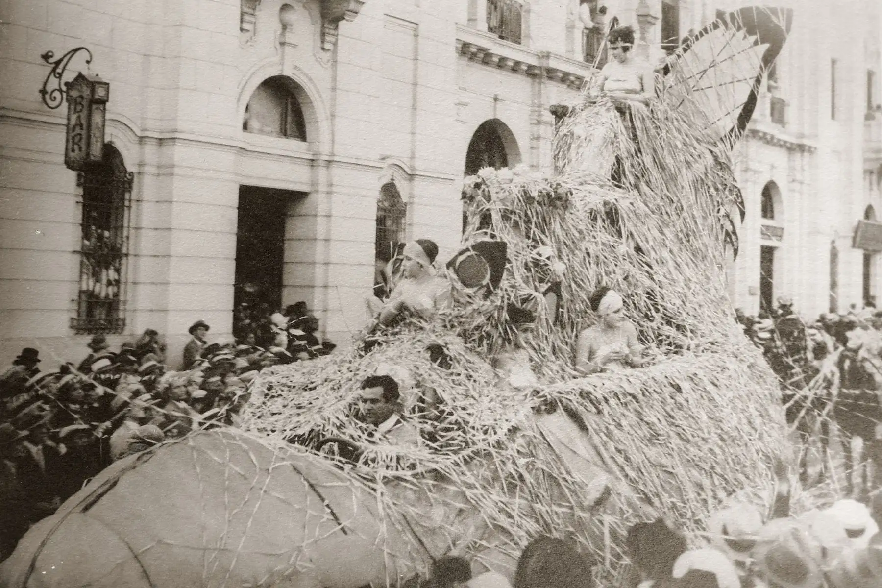 Históricas imágenes que muestran las calles de Lima, en celebraciones de carnavales, en el año 1928.
Foto: Biblioteca y archivo histórico Municipal de Lima