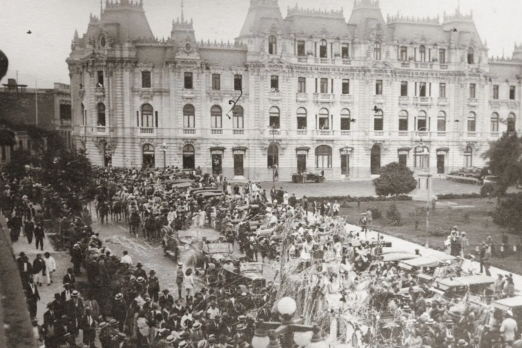 Históricas imágenes que muestran las calles de Lima, en celebraciones de carnavales, en el año 1928.
Foto: Biblioteca y archivo histórico Municipal de Lima