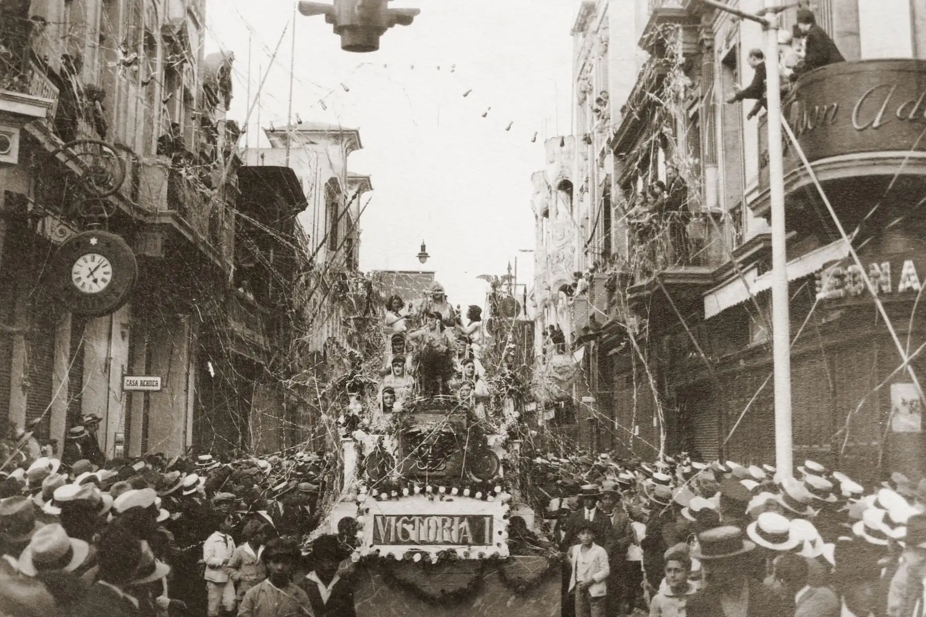 Históricas imágenes que muestran las calles de Lima, en celebraciones de carnavales, en el año 1928.
Foto: Biblioteca y archivo histórico Municipal de Lima
