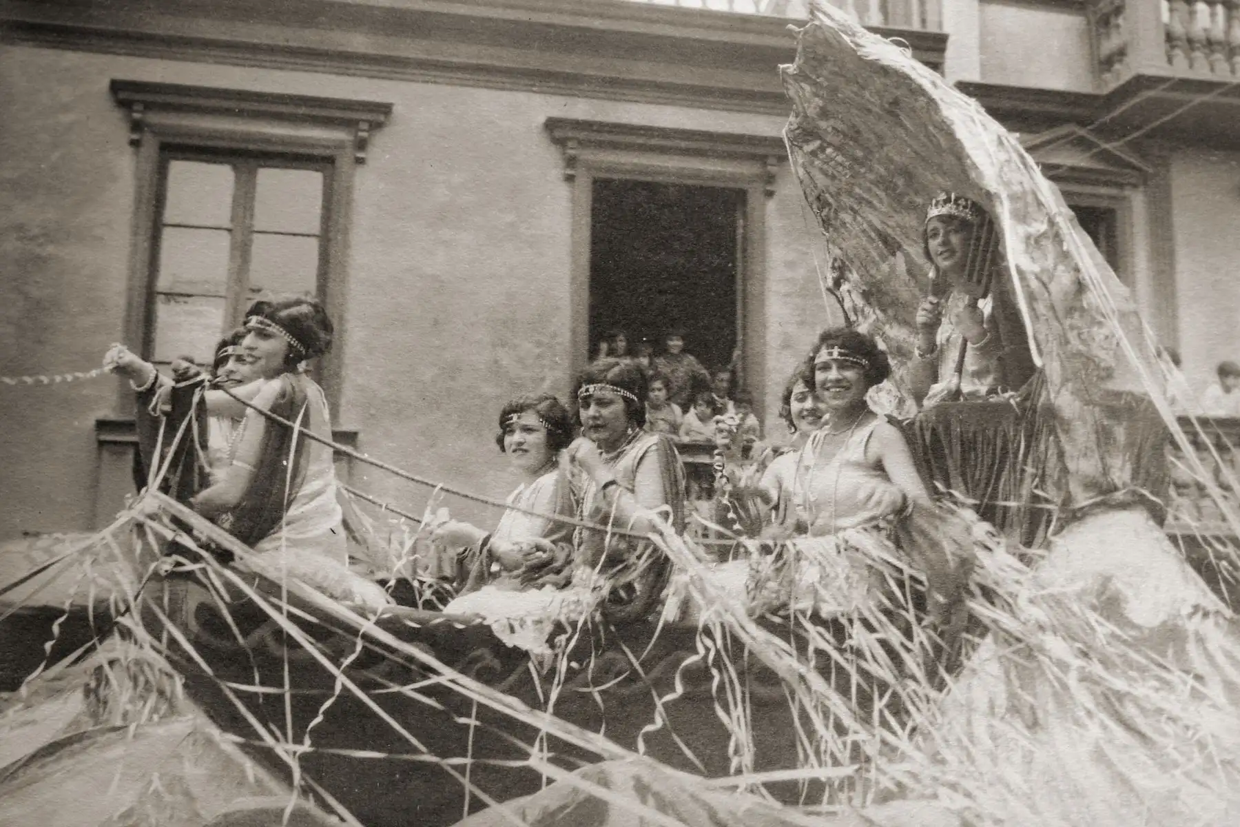 Históricas imágenes que muestran las calles de Lima, en celebraciones de carnavales, en el año 1928.
Foto: Biblioteca y archivo histórico Municipal de Lima